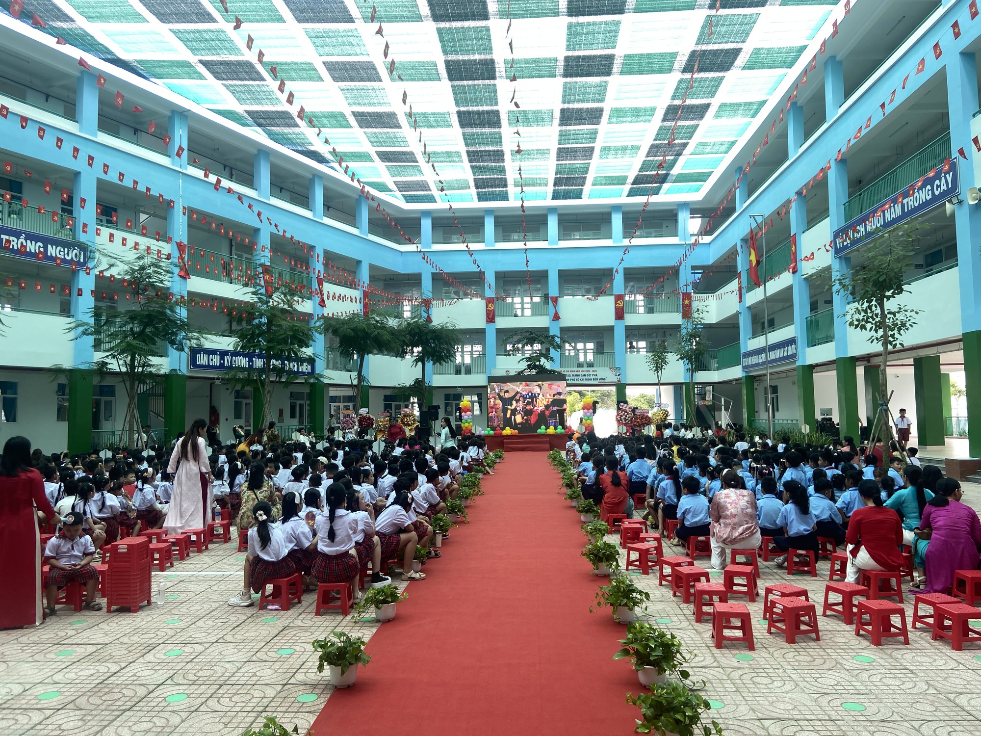 Bên trong ngôi trường tiểu học xây trên nền nghĩa trang lớn nhất TP.HCM trong ngày khai giảng đầu tiên- Ảnh 2.