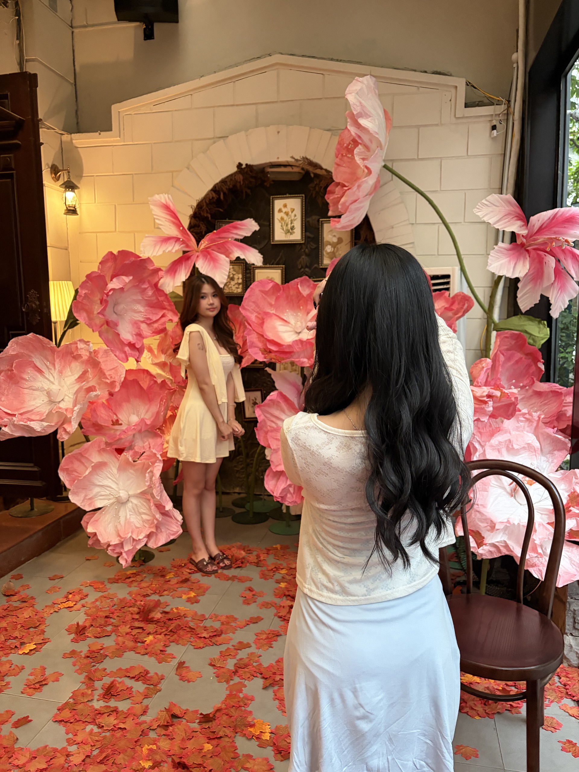 Đêm Trung thu: Hàng Mã chìm trong biển người, cấm xe 24/24, TP.HCM mưa vừa ngớt giới trẻ liền xuống đường - Ảnh 1.