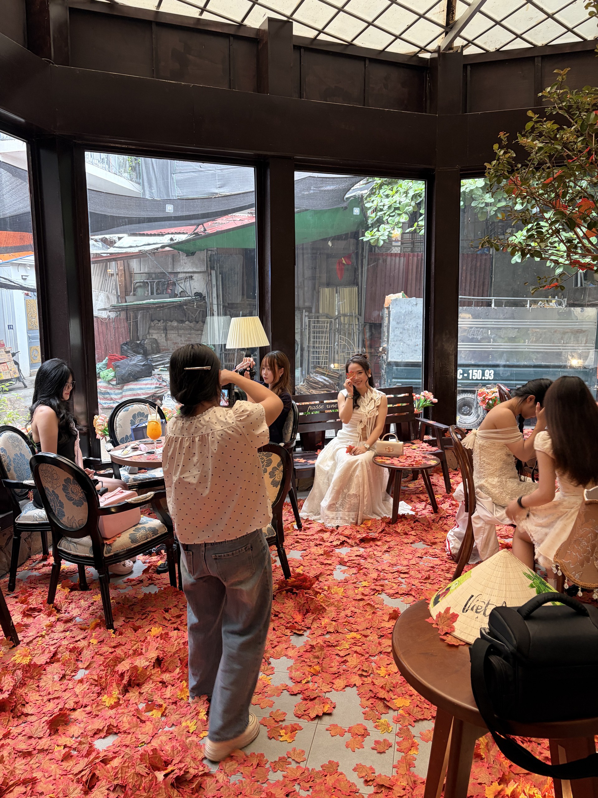 Đêm Trung thu: Hàng Mã chìm trong biển người, cấm xe 24/24, TP.HCM mưa vừa ngớt giới trẻ liền xuống đường - Ảnh 2.