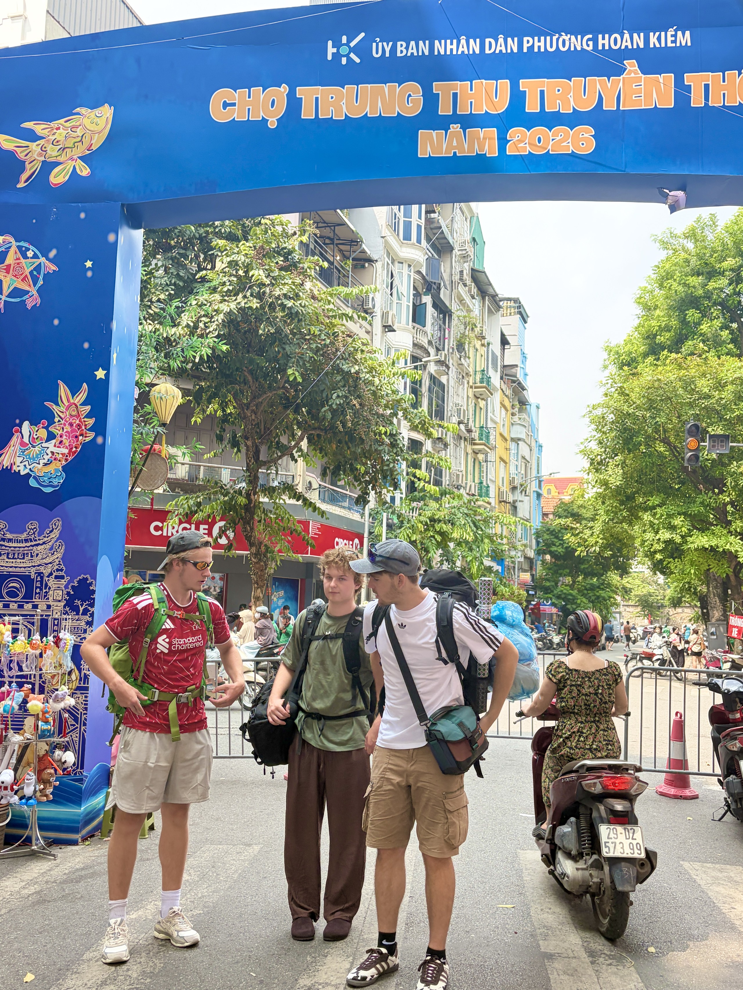 Đêm Trung thu: Hàng Mã chìm trong biển người, cấm xe 24/24, TP.HCM mưa vừa ngớt giới trẻ liền xuống đường - Ảnh 27.