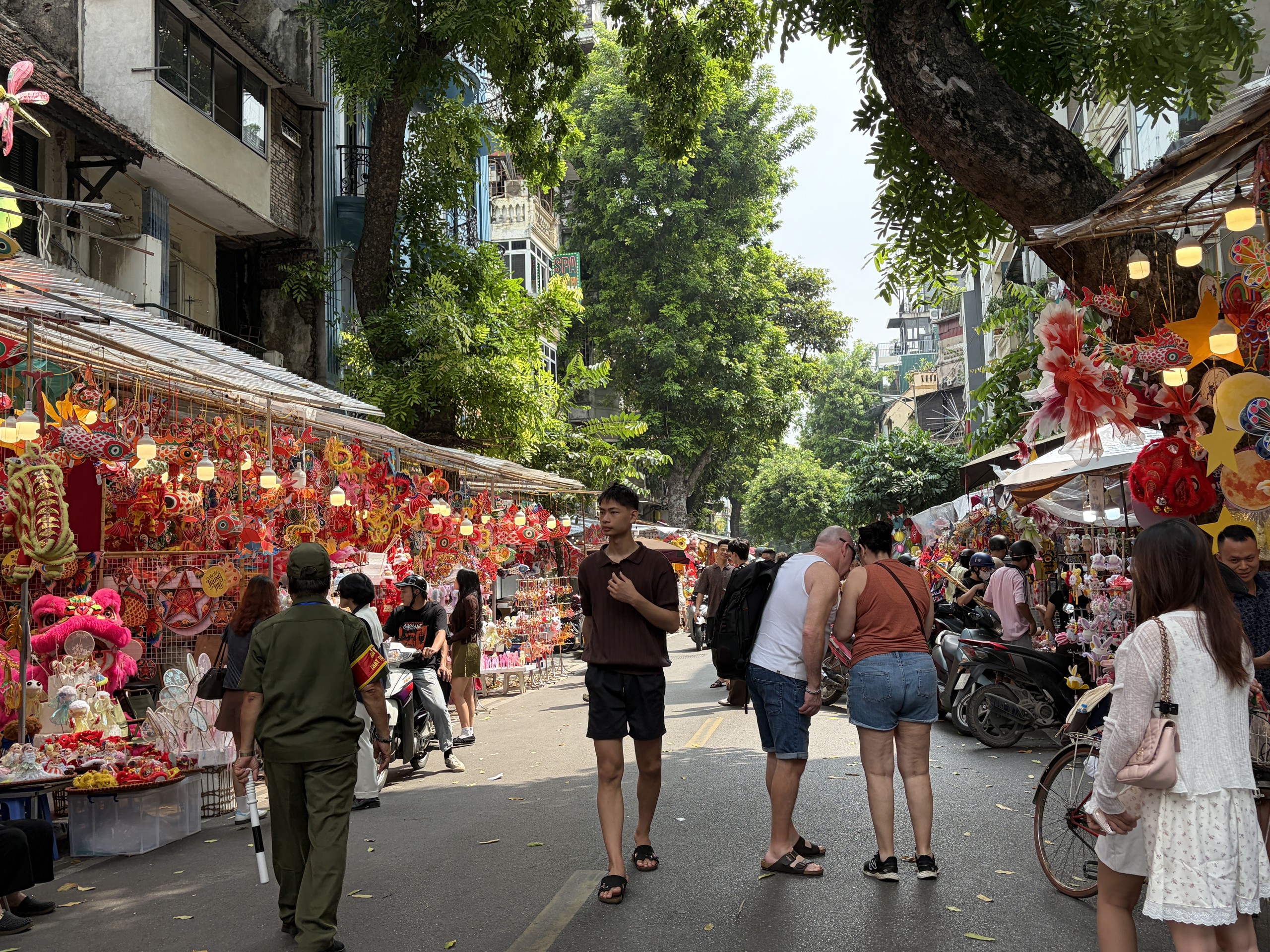 Đêm Trung thu: Hàng Mã chìm trong biển người, cấm xe 24/24, TP.HCM mưa vừa ngớt giới trẻ liền xuống đường - Ảnh 22.
