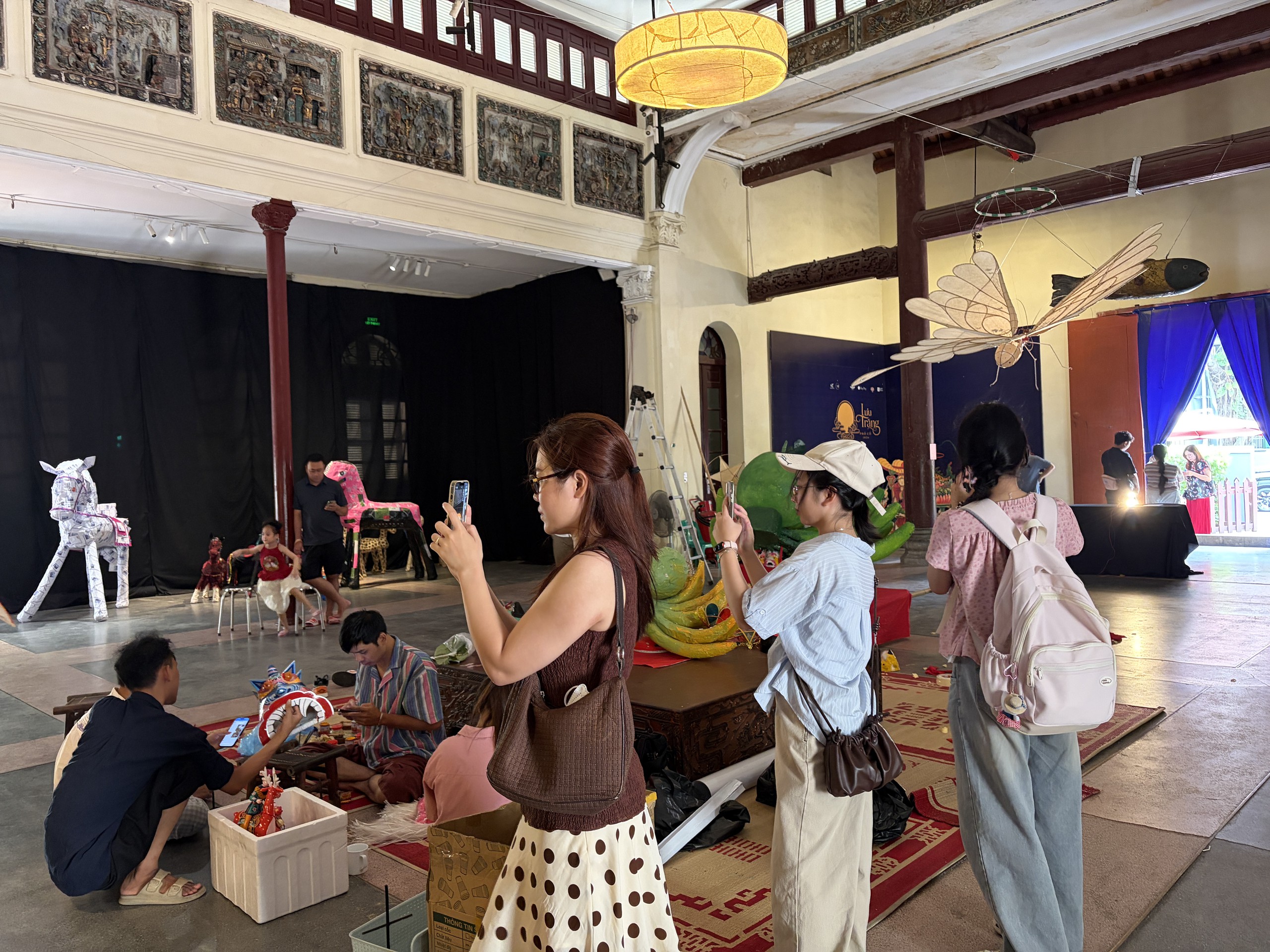 Đêm Trung thu: Hàng Mã chìm trong biển người, cấm xe 24/24, TP.HCM mưa vừa ngớt giới trẻ liền xuống đường - Ảnh 11.
