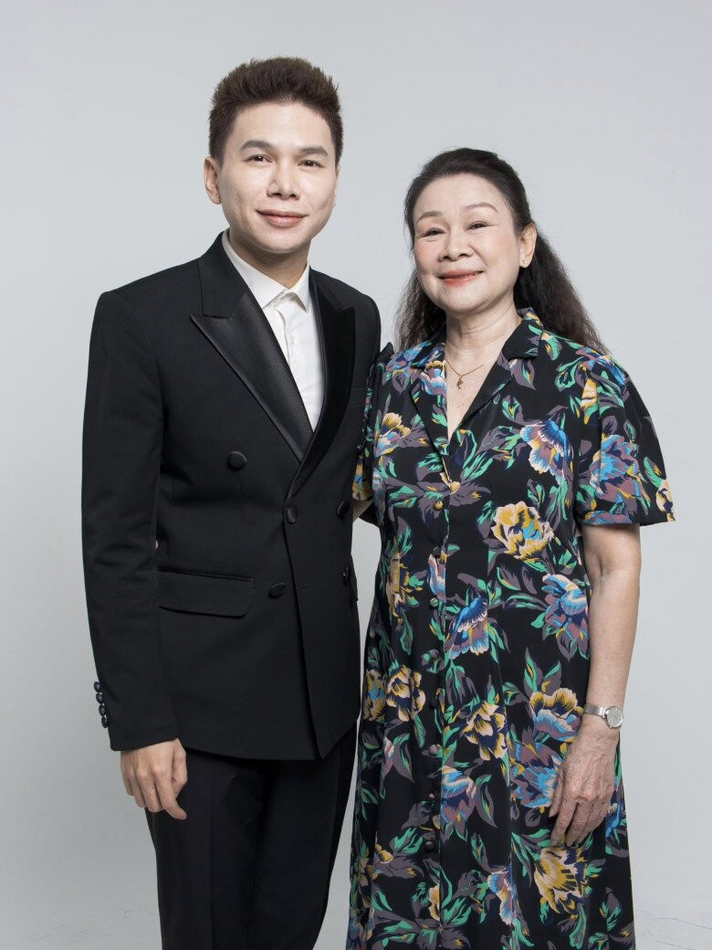 Mẹ là cô giáo dạy nhạc cho cả showbiz, ca sĩ Việt cứ cất giọng có ngay hit bự cả nước thuộc- Ảnh 1.