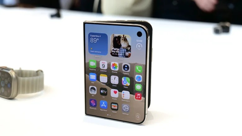 Ngắm cận cảnh iPhone Duo giá trăm triệu, gập mở êm ái, mỏng dính sang xịn- Ảnh 9.