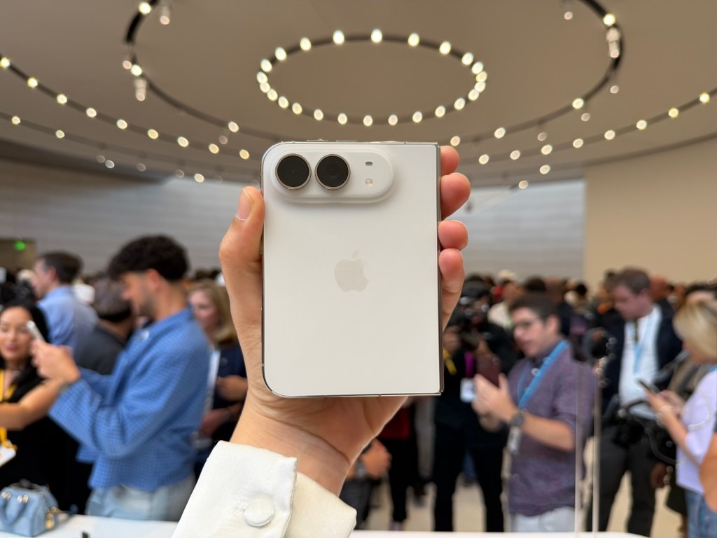 Ngắm cận cảnh iPhone Duo giá trăm triệu, gập mở êm ái, mỏng dính sang xịn- Ảnh 8.