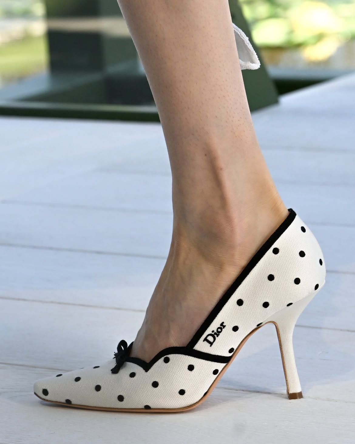 Lại là Dior: Tặng cô Đại sứ ở ẩn 2 năm đôi giày rộng gót như size 43, may mà không phải Lọ Lem rớt hài- Ảnh 6.