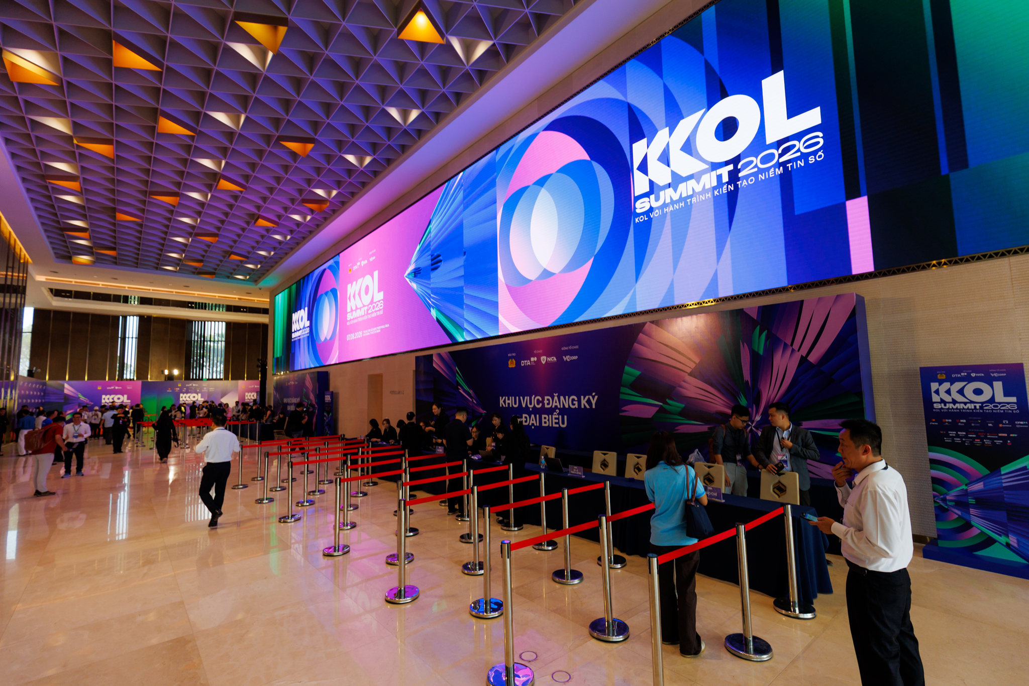 KOL Summit 2026: Chính thức bước vào 2 phiên chuyên đề thảo luận về AI, khủng hoảng niềm tin và tương lai sáng tạo - Ảnh 36.