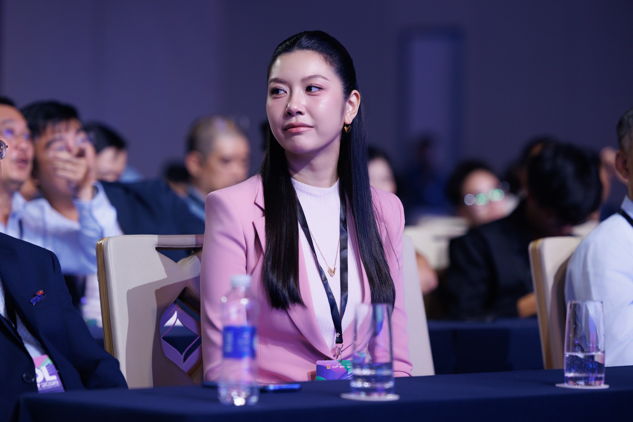 Thuỳ Anh - Chế Nguyễn Quỳnh Châu "đua" visual, vợ chồng Anh Đức và loạt cặp đôi tình tứ xuất hiện tại KOL Summit 2026 - Ảnh 5.