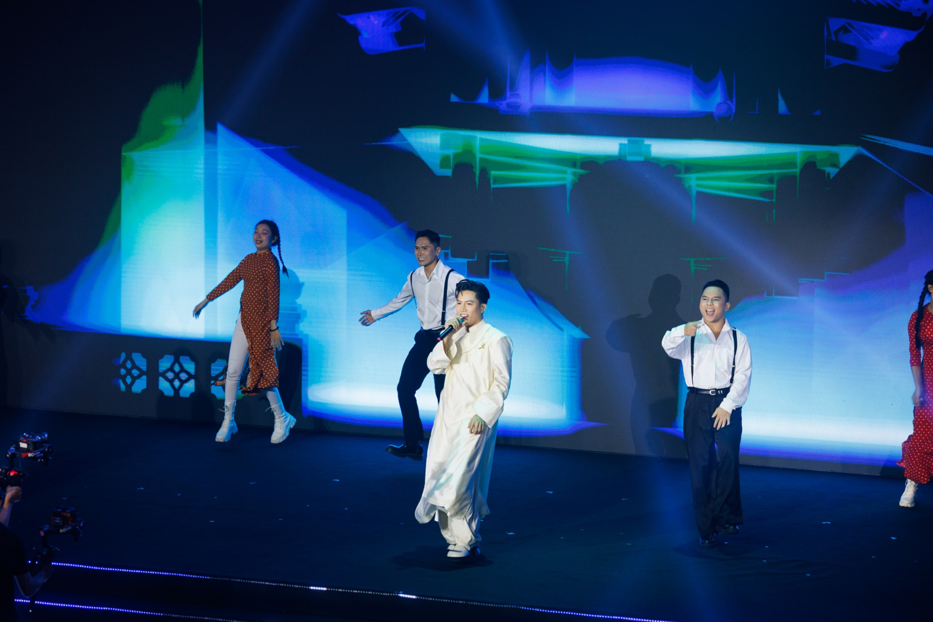 "Đã mắt, đã tai" với visual cực phẩm của Anh Tú và giọng hát "khủng" của Lâm Bảo Ngọc tại KOL Summit 2026- Ảnh 5.