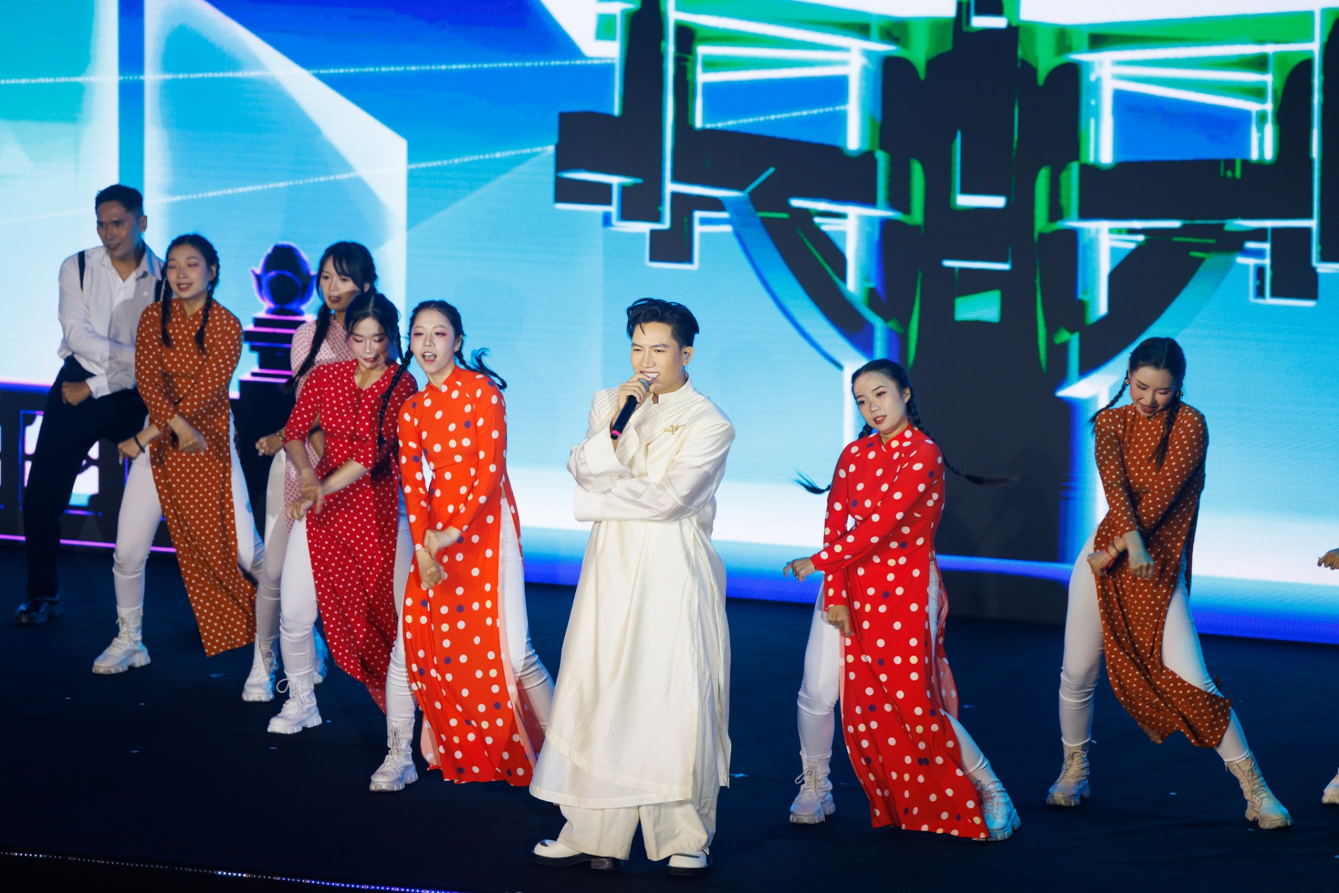 "Đã mắt, đã tai" với visual cực phẩm của Anh Tú và giọng hát "khủng" của Lâm Bảo Ngọc tại KOL Summit 2026- Ảnh 6.