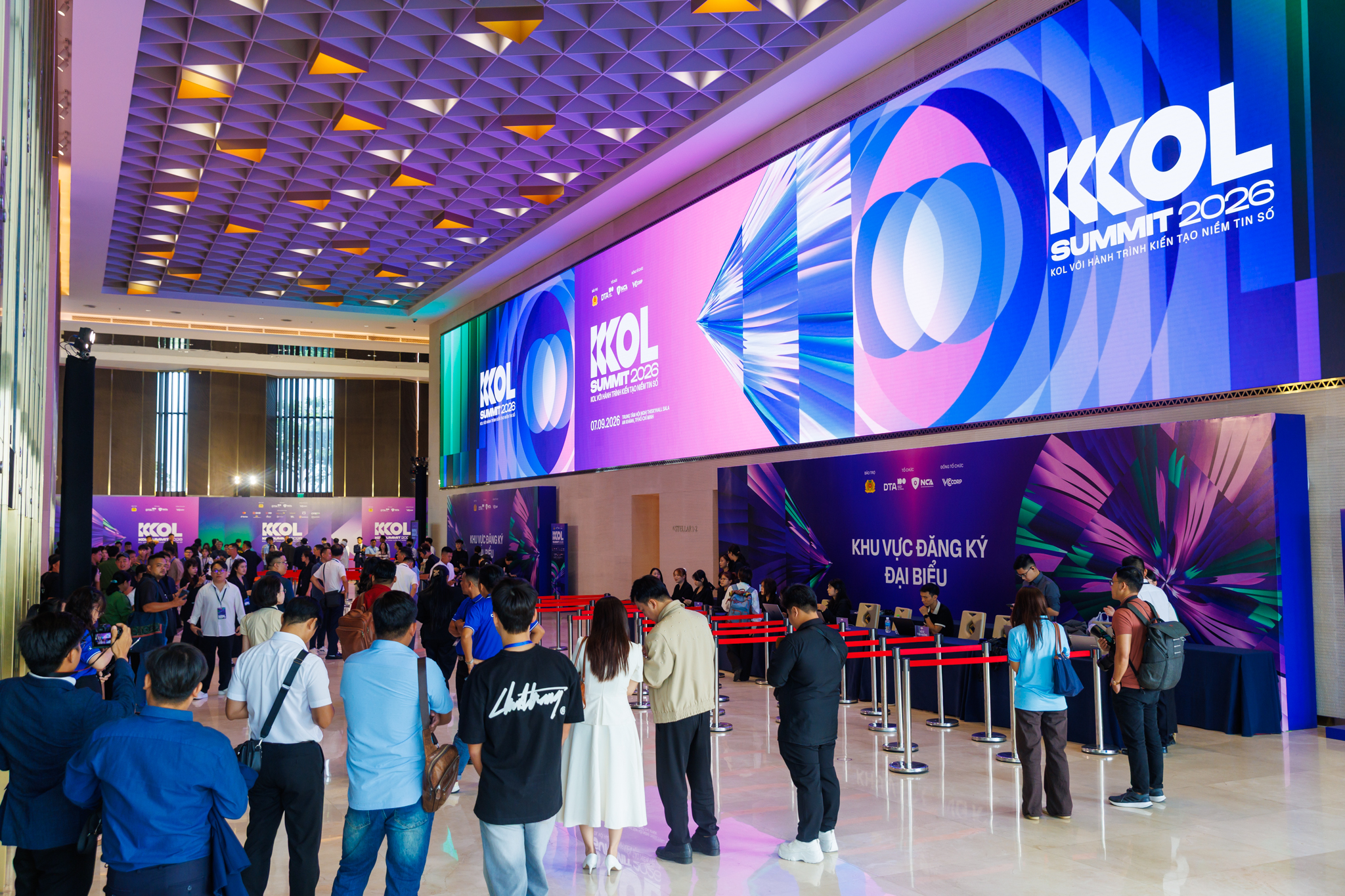 KOL Summit 2026: Chính thức bước vào 2 phiên chuyên đề thảo luận về AI, khủng hoảng niềm tin và tương lai sáng tạo - Ảnh 37.