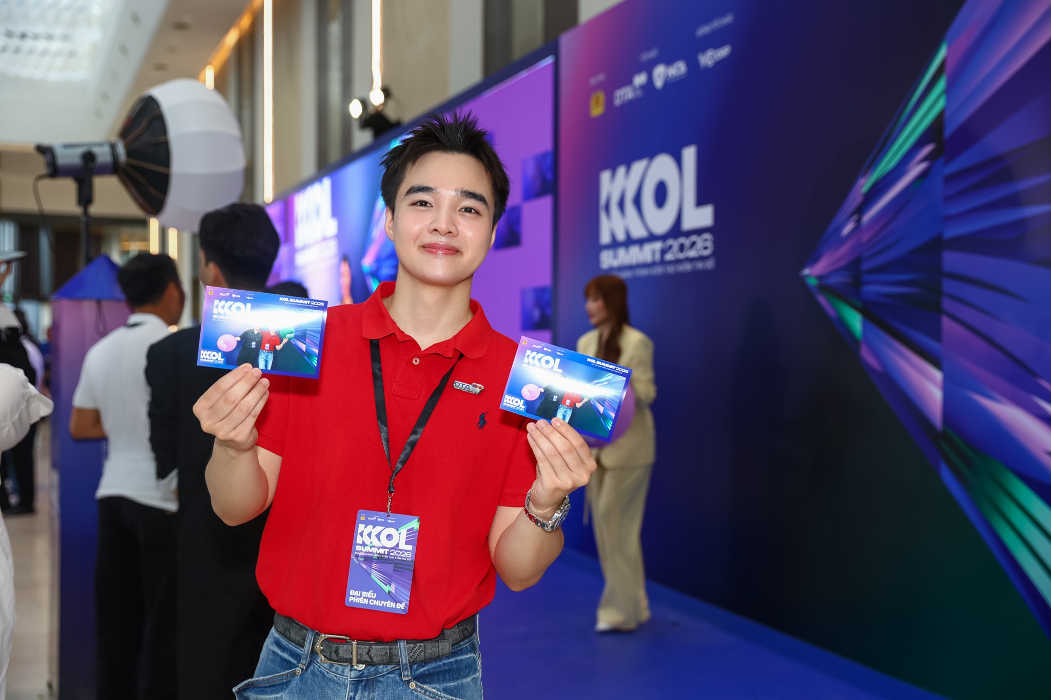 Thuỳ Anh - Chế Nguyễn Quỳnh Châu "đua" visual, vợ chồng Anh Đức và loạt cặp đôi tình tứ xuất hiện tại KOL Summit 2026 - Ảnh 17.