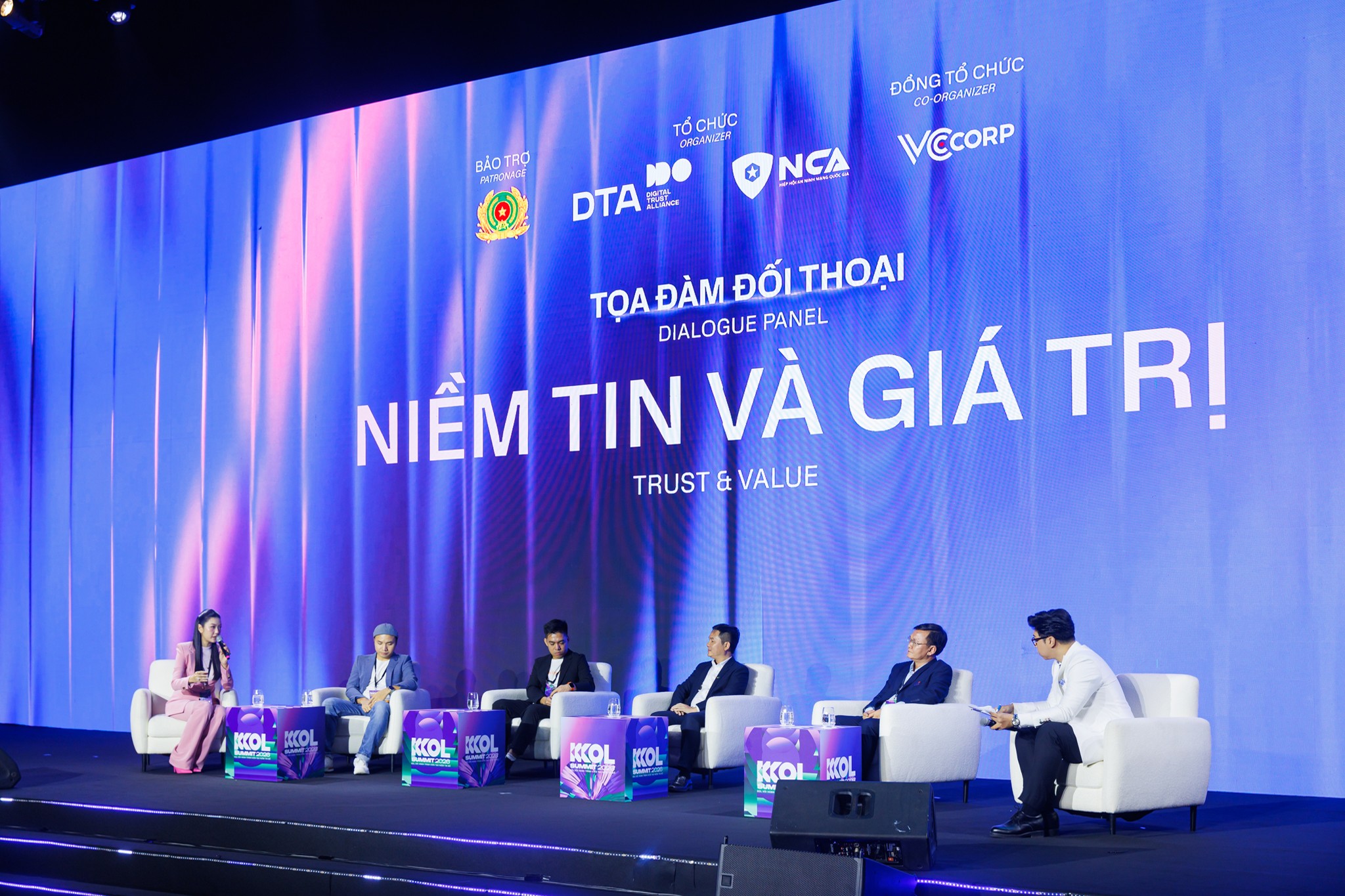 KOL Summit 2026: Chính thức bước vào 2 phiên chuyên đề thảo luận về AI, khủng hoảng niềm tin và tương lai sáng tạo - Ảnh 1.