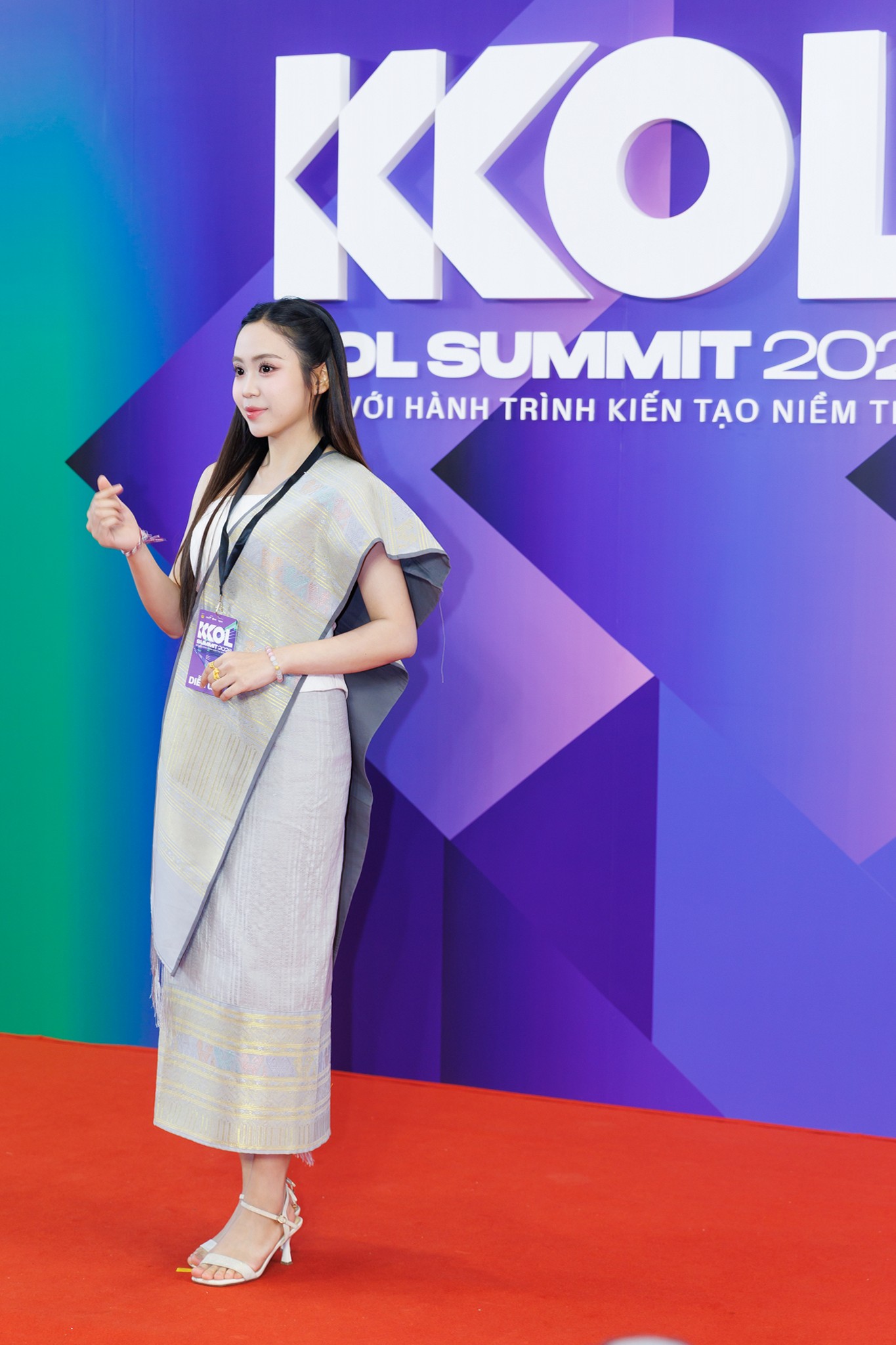 Hạt Dẻ khoác tay MC Quyền Linh, Lê Tuấn Khang hội ngộ dàn TikToker "cả nước biết mặt" tại thảm đỏ KOL Summit 2026 - Ảnh 6.