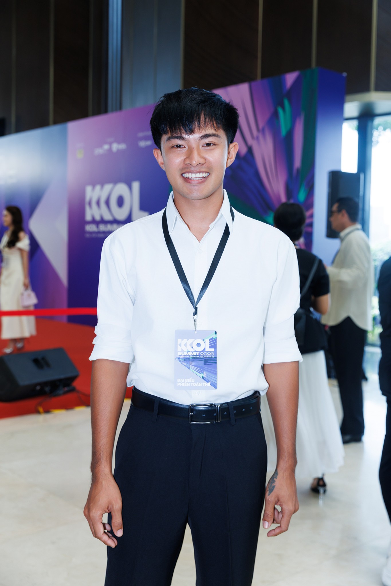 Hạt Dẻ khoác tay MC Quyền Linh, Lê Tuấn Khang hội ngộ dàn TikToker "cả nước biết mặt" tại thảm đỏ KOL Summit 2026 - Ảnh 4.