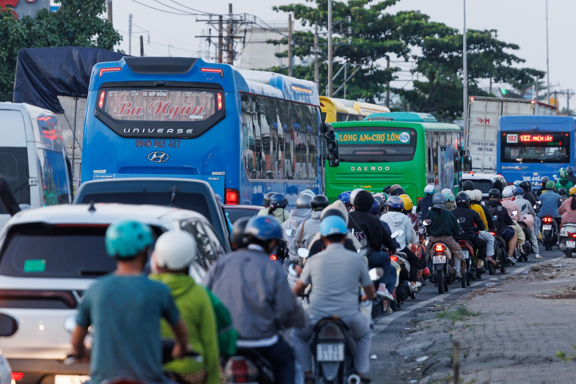 Cảnh tượng trên đường phố lúc này thay cho thông báo: Hết lễ, mai đi làm! - Ảnh 11.