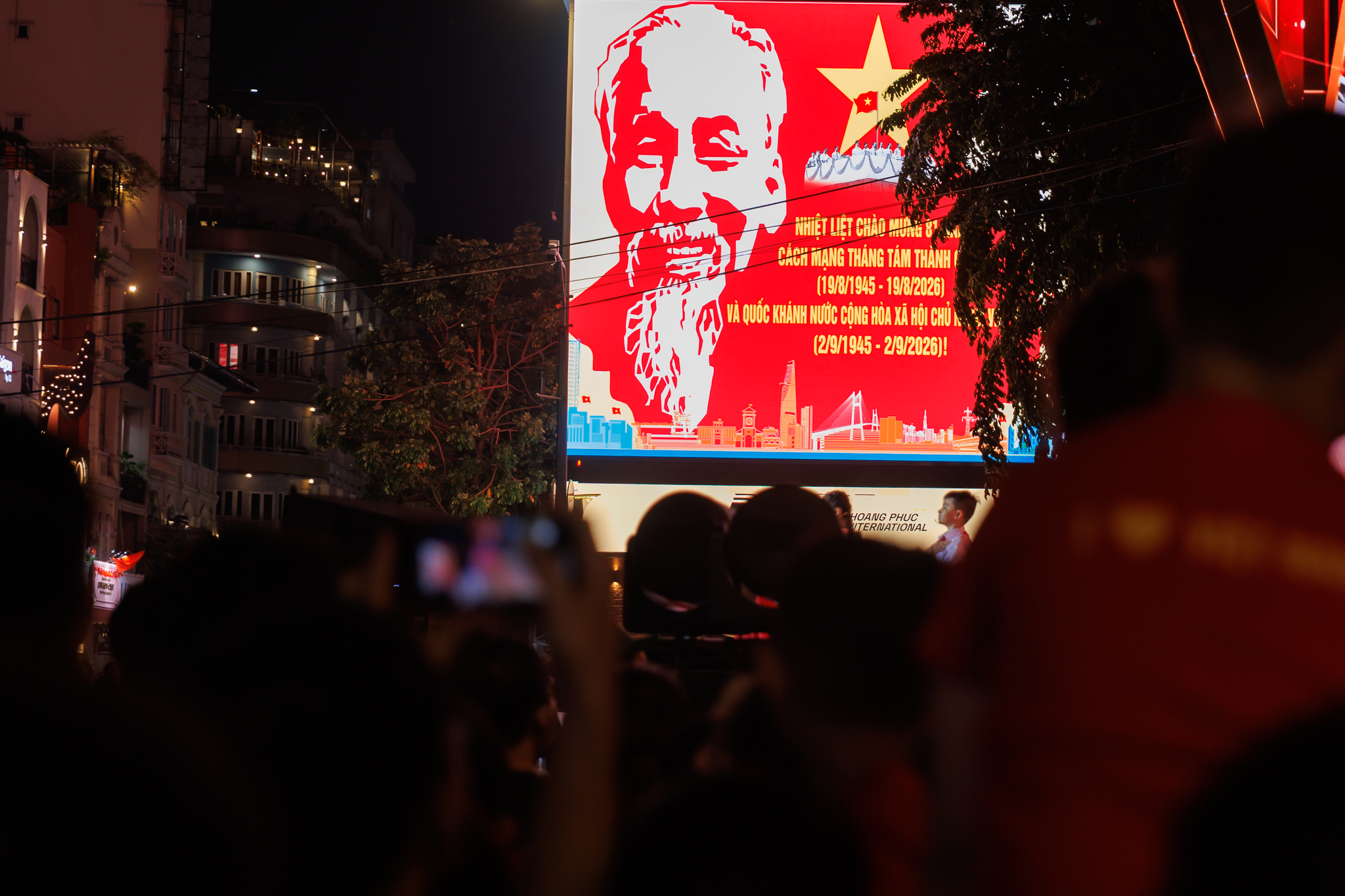 Pháo hoa chưa bắn, Công viên Thống Nhất đã đông nghịt: Người dân dựng lều, trải thảm ngồi chờ - Ảnh 12.