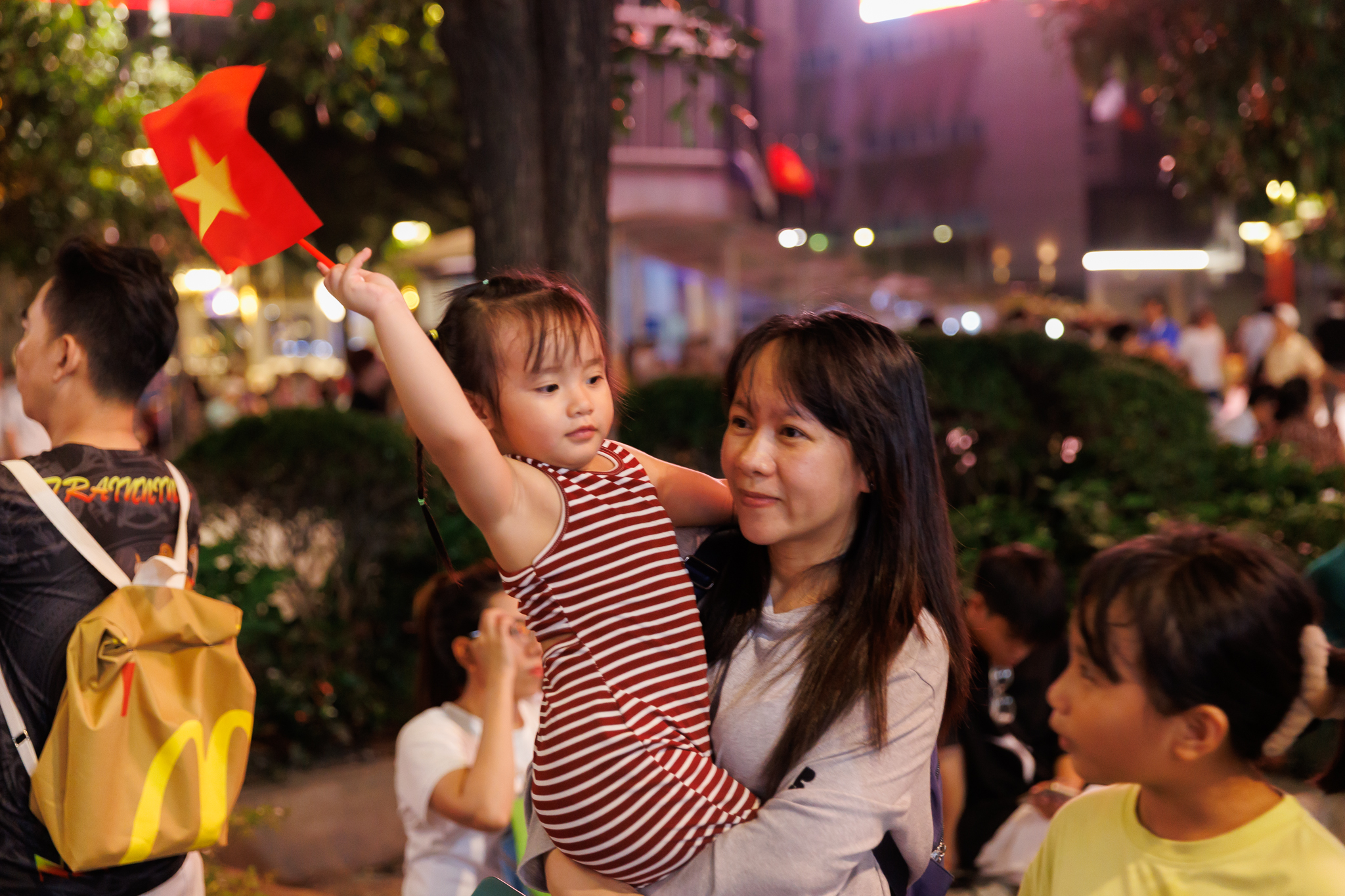 Pháo hoa chưa bắn, Công viên Thống Nhất đã đông nghịt: Người dân dựng lều, trải thảm ngồi chờ - Ảnh 15.
