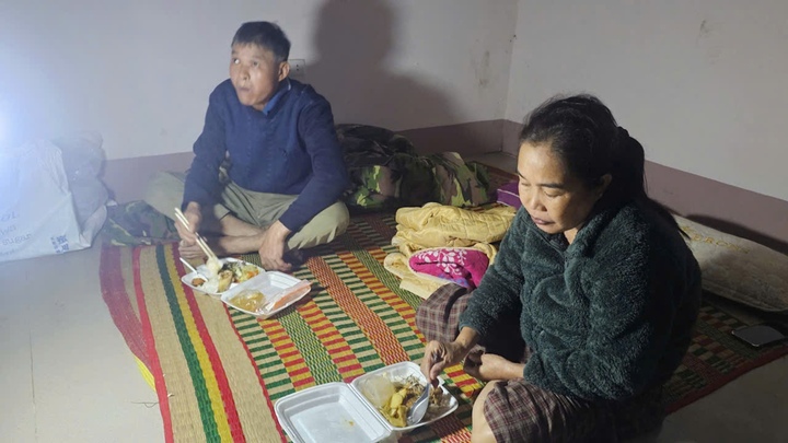Phố núi Quảng Trị vẫn ngập sâu, bộ đội vượt lũ mang cơm cho dân trong đêm- Ảnh 4.