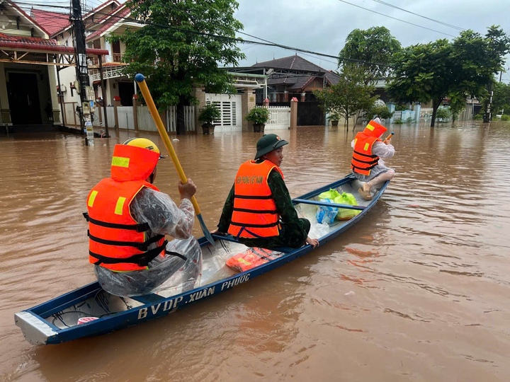 Phố núi Quảng Trị vẫn ngập sâu, bộ đội vượt lũ mang cơm cho dân trong đêm- Ảnh 6.