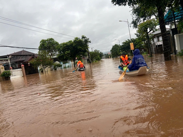 Phố núi Quảng Trị vẫn ngập sâu, bộ đội vượt lũ mang cơm cho dân trong đêm- Ảnh 8.