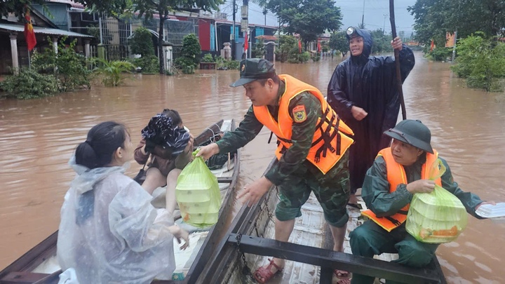 Phố núi Quảng Trị vẫn ngập sâu, bộ đội vượt lũ mang cơm cho dân trong đêm- Ảnh 7.
