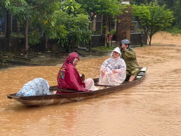 Phố núi Quảng Trị vẫn ngập sâu, bộ đội vượt lũ mang cơm cho dân trong đêm- Ảnh 10.