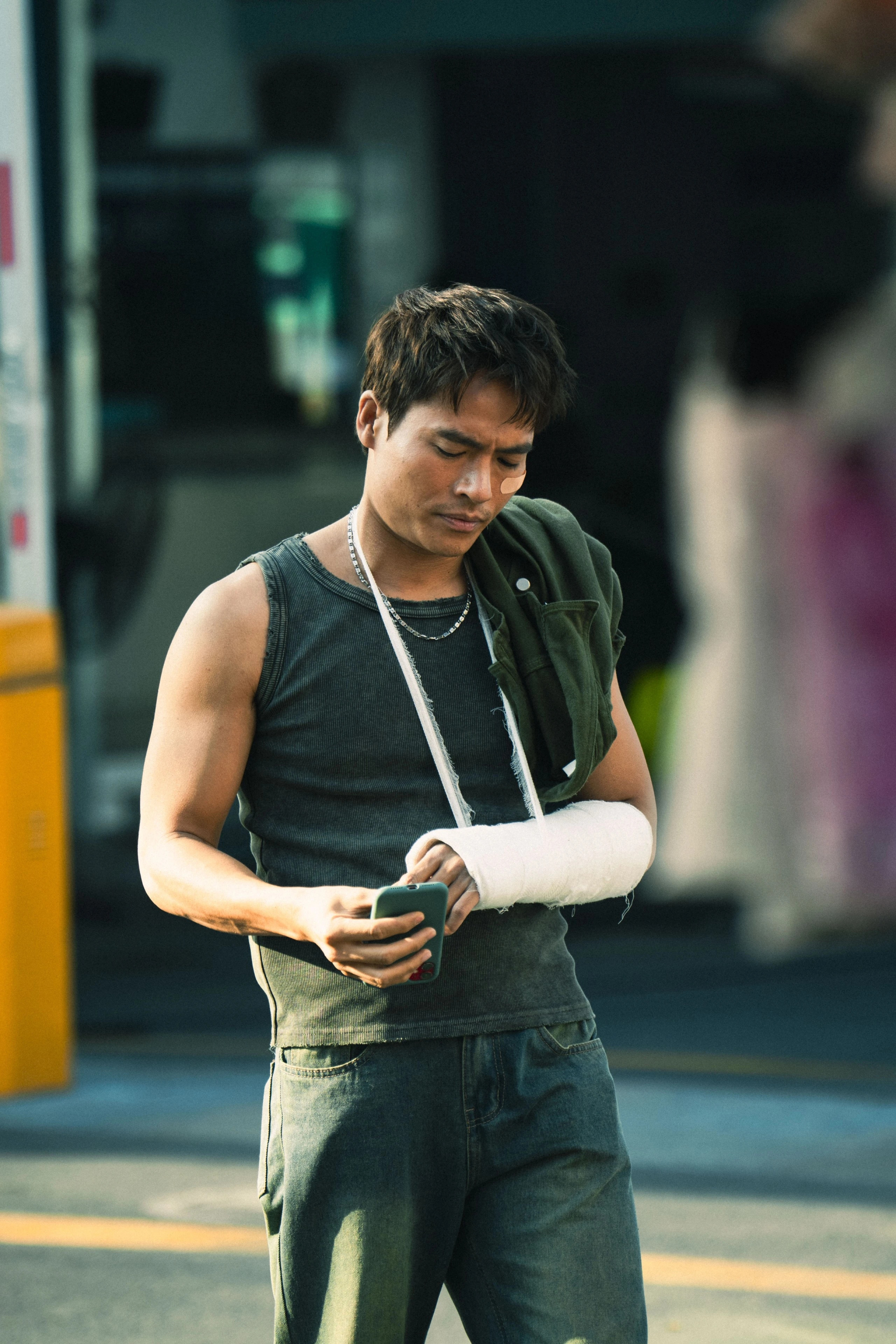 Lên Hương: Mượn cái chết để nói chuyện sống, hài đen nhưng lại khiến khán giả rơi lệ - Ảnh 2.