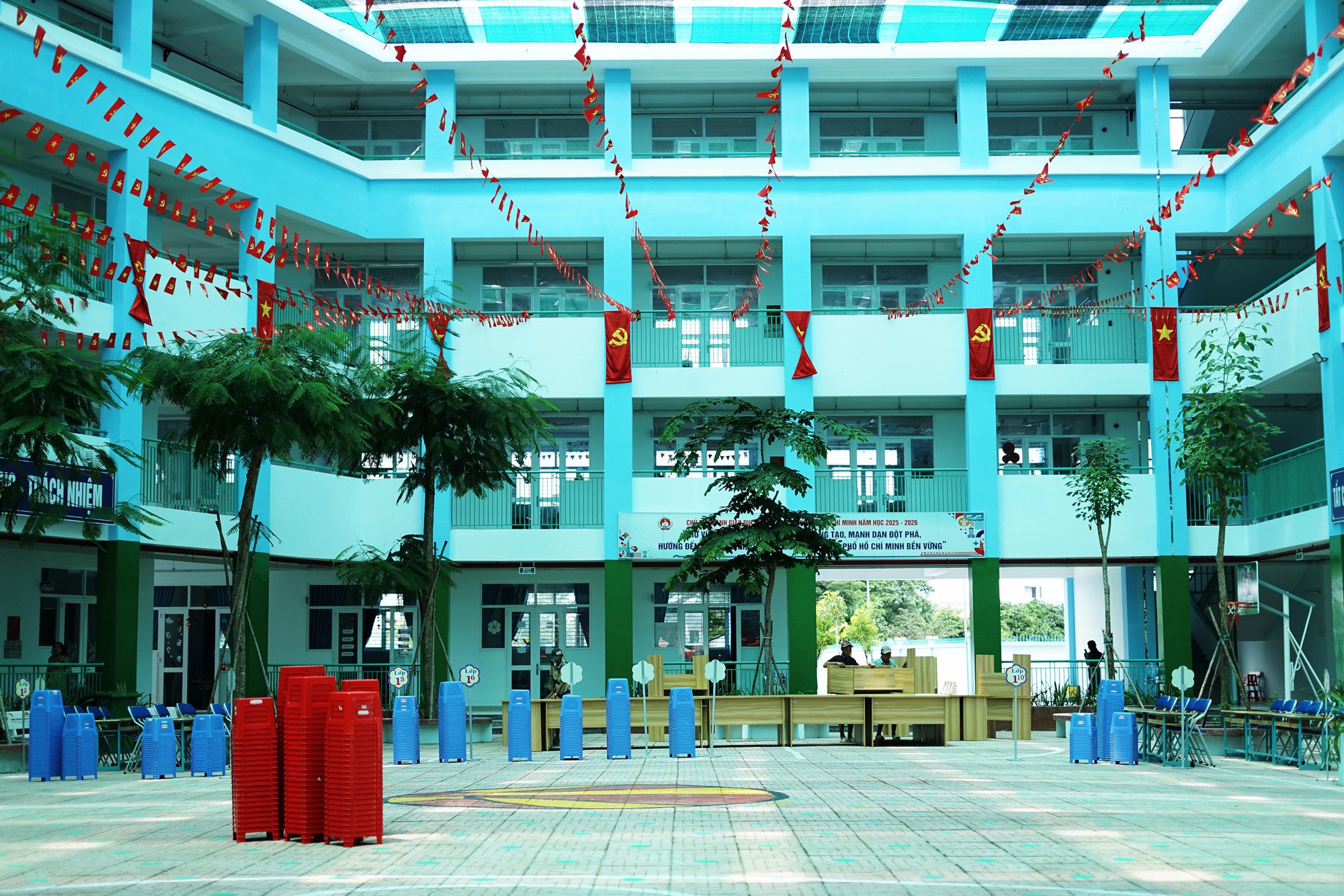 Không khí rộn ràng trước ngày khai giảng đầu tiên của ngôi trường đặc biệt trên nền nghĩa trang Bình Hưng Hòa- Ảnh 11.