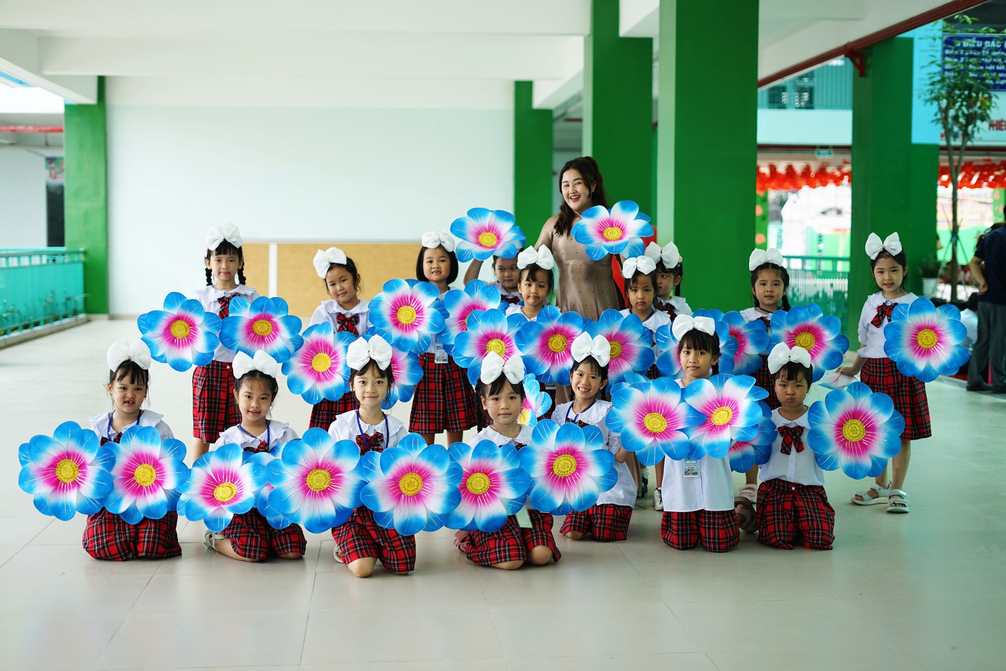 Không khí rộn ràng trước ngày khai giảng đầu tiên của ngôi trường đặc biệt trên nền nghĩa trang Bình Hưng Hòa- Ảnh 9.