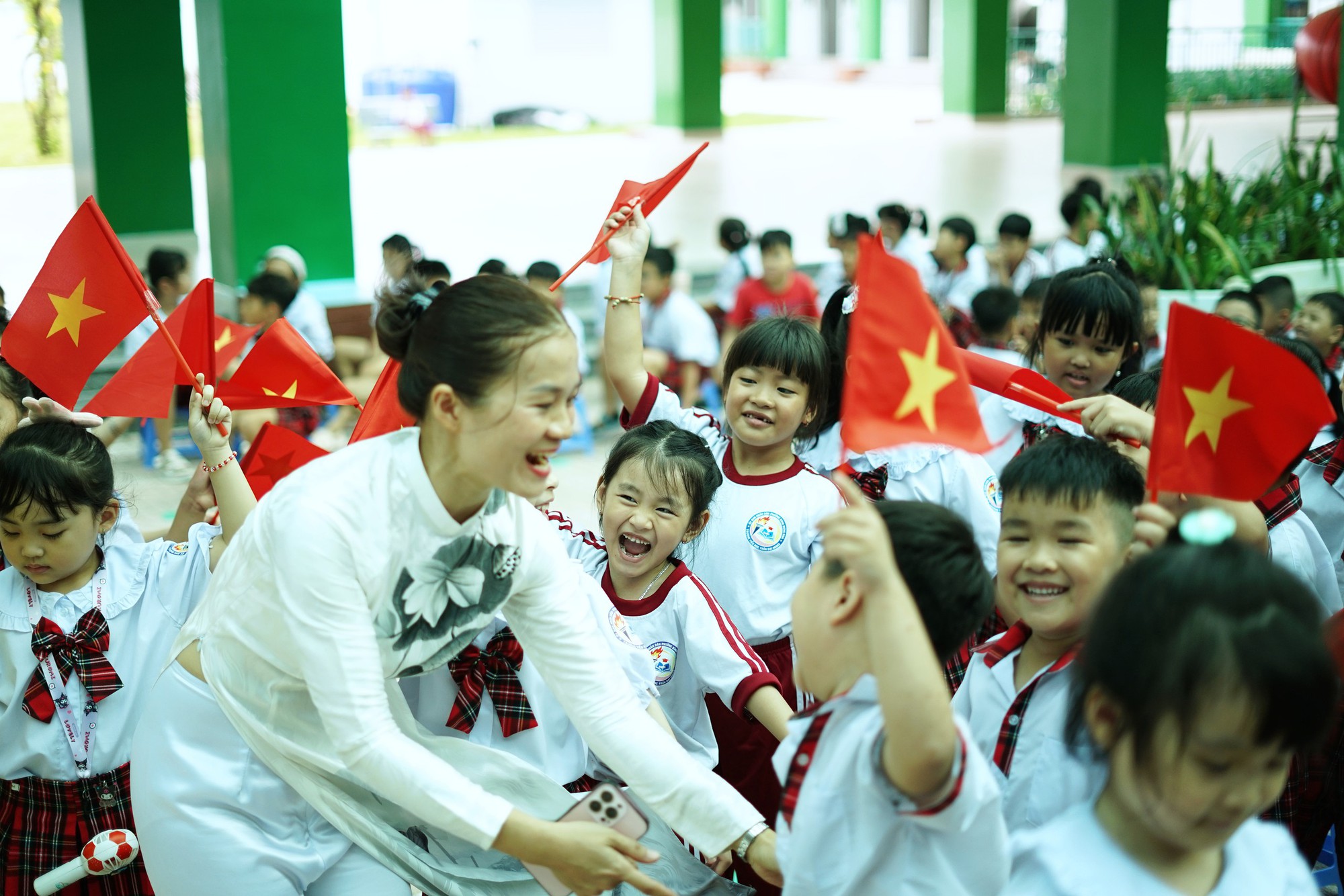 Không khí rộn ràng trước ngày khai giảng đầu tiên của ngôi trường đặc biệt trên nền nghĩa trang Bình Hưng Hòa- Ảnh 6.