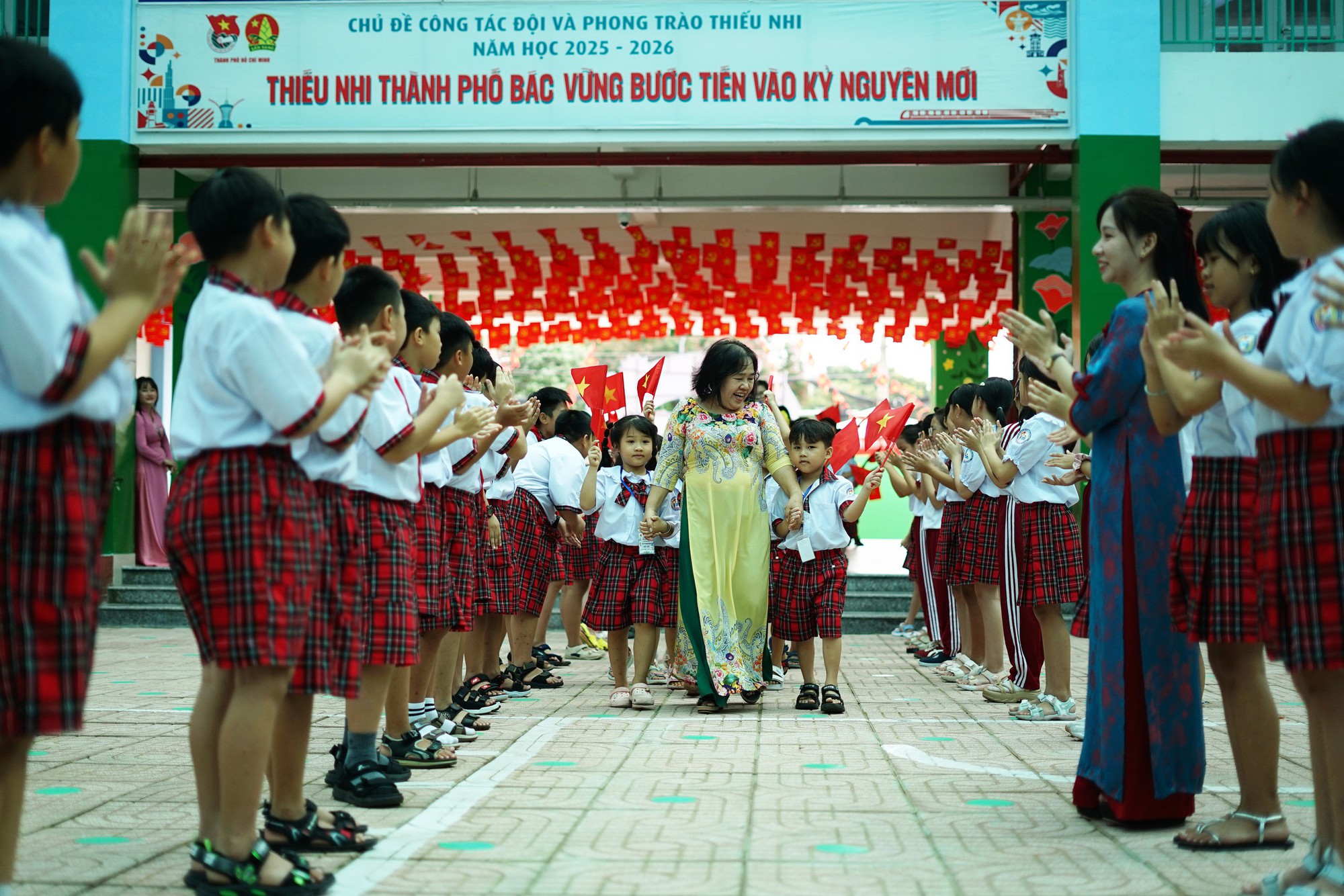 Không khí rộn ràng trước ngày khai giảng đầu tiên của ngôi trường đặc biệt trên nền nghĩa trang Bình Hưng Hòa- Ảnh 2.