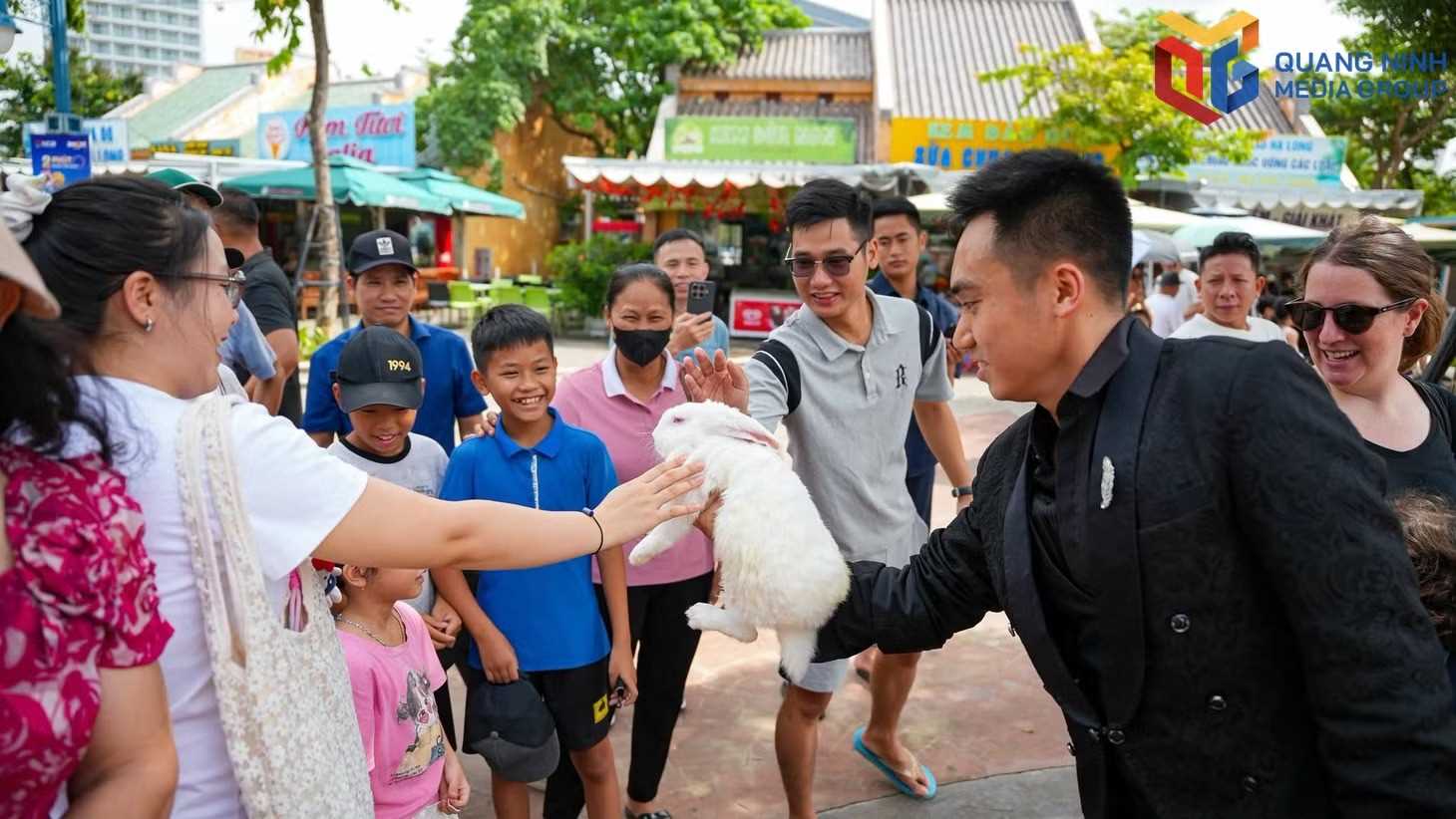 Hai ngày, 255.000 người 