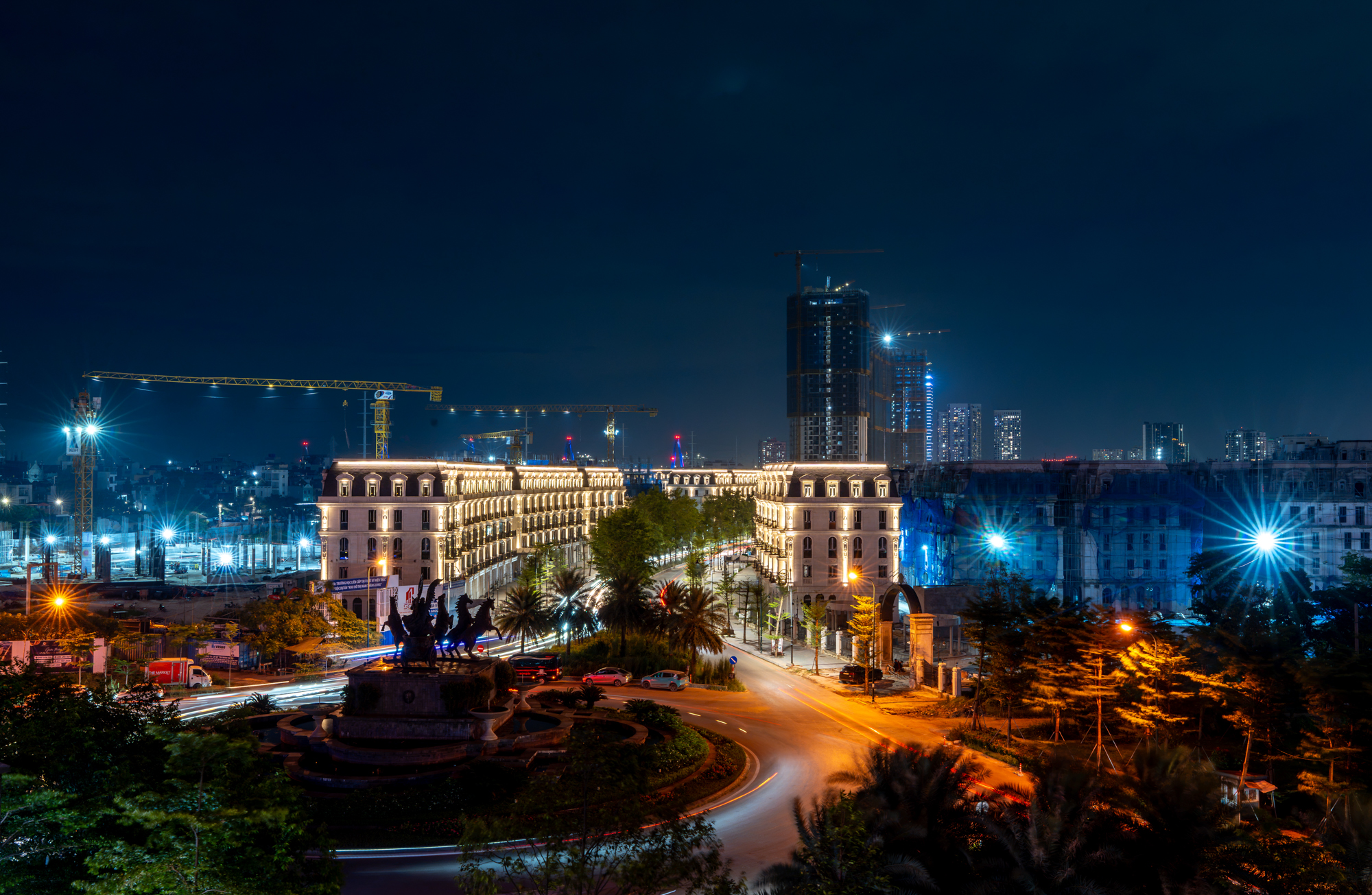 Chiêm ngưỡng “phố châu Âu” sở hữu hàng trăm dinh thự sang trọng đang thành hình tại khu nhà giàu, nơi có metro đi qua, chỉ cách hồ Tây vài km  - Ảnh 1.