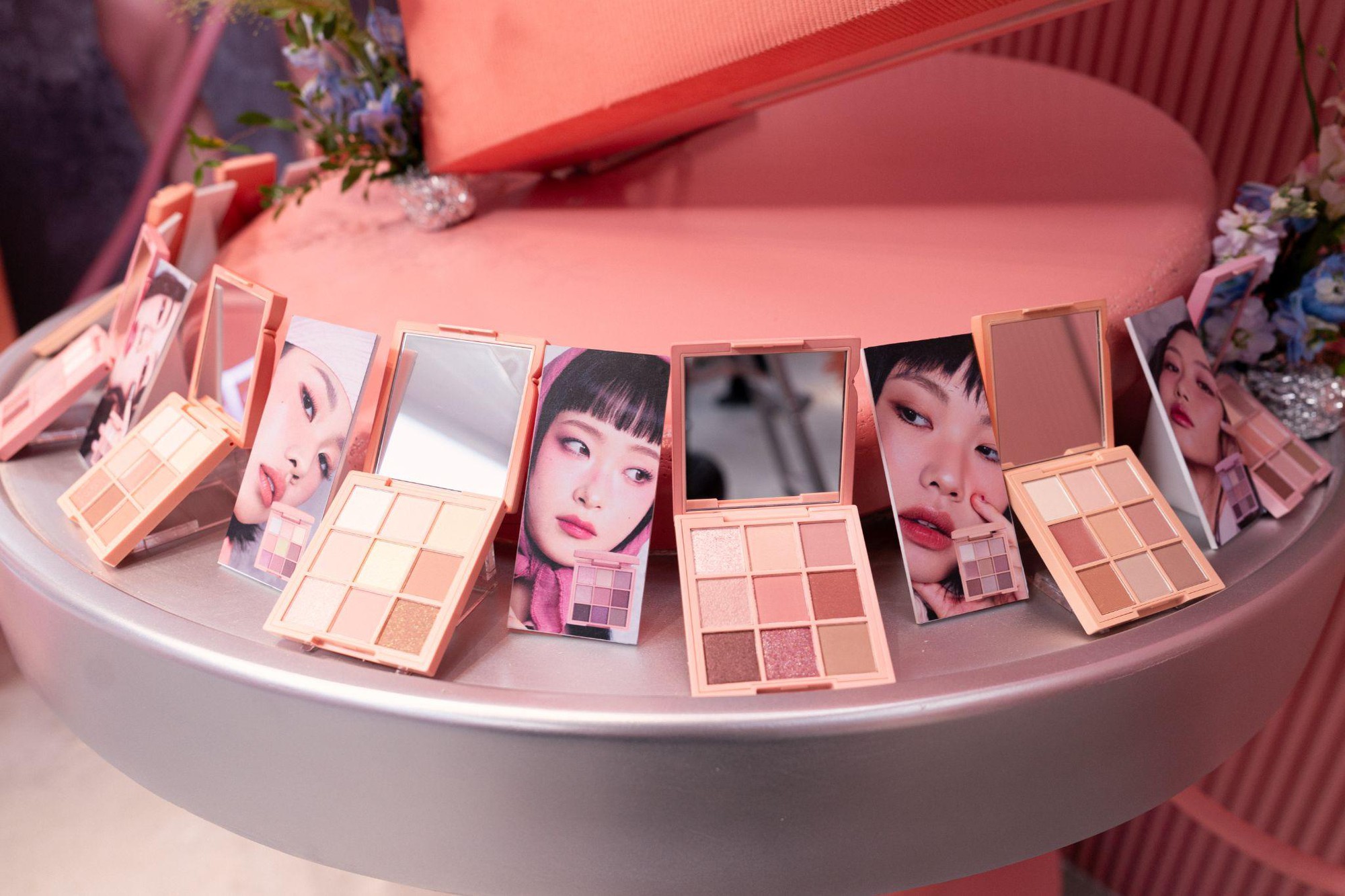 3CE khai trương Collab Pop-up Color District đầu tiên ở Việt Nam: Gương mặt đại diện người Hàn xuất hiện, “siêu phẩm” mới gây chú ý - Ảnh 4.