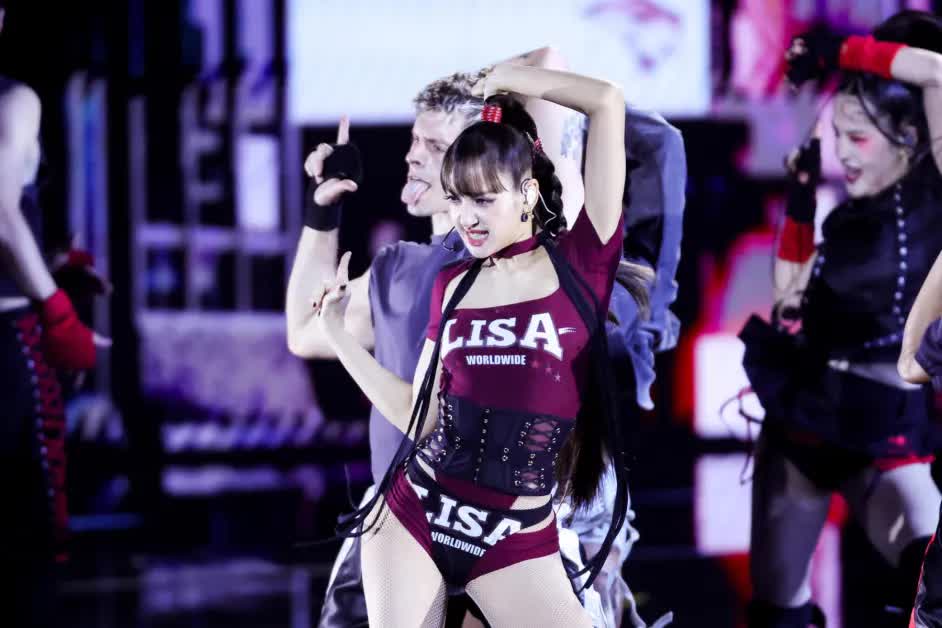 Lisa đốt mắt táo bạo bên trai đẹp, mang đặc sản Thái Lan “cháy phố” tưng bừng ở VMAs 2026- Ảnh 8.