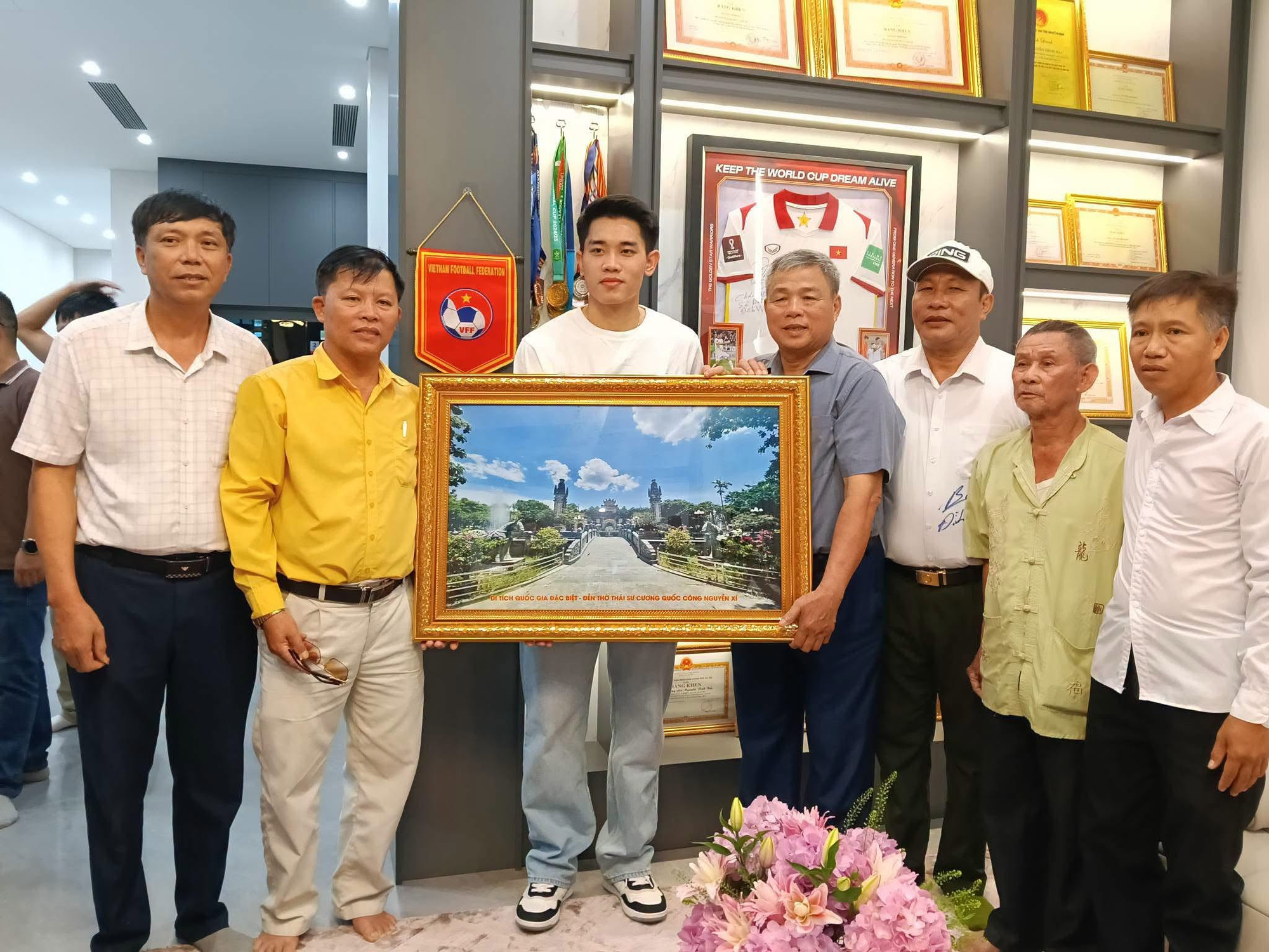 Món quà tân gia đặc biệt của Đình Bắc - Ảnh 1.