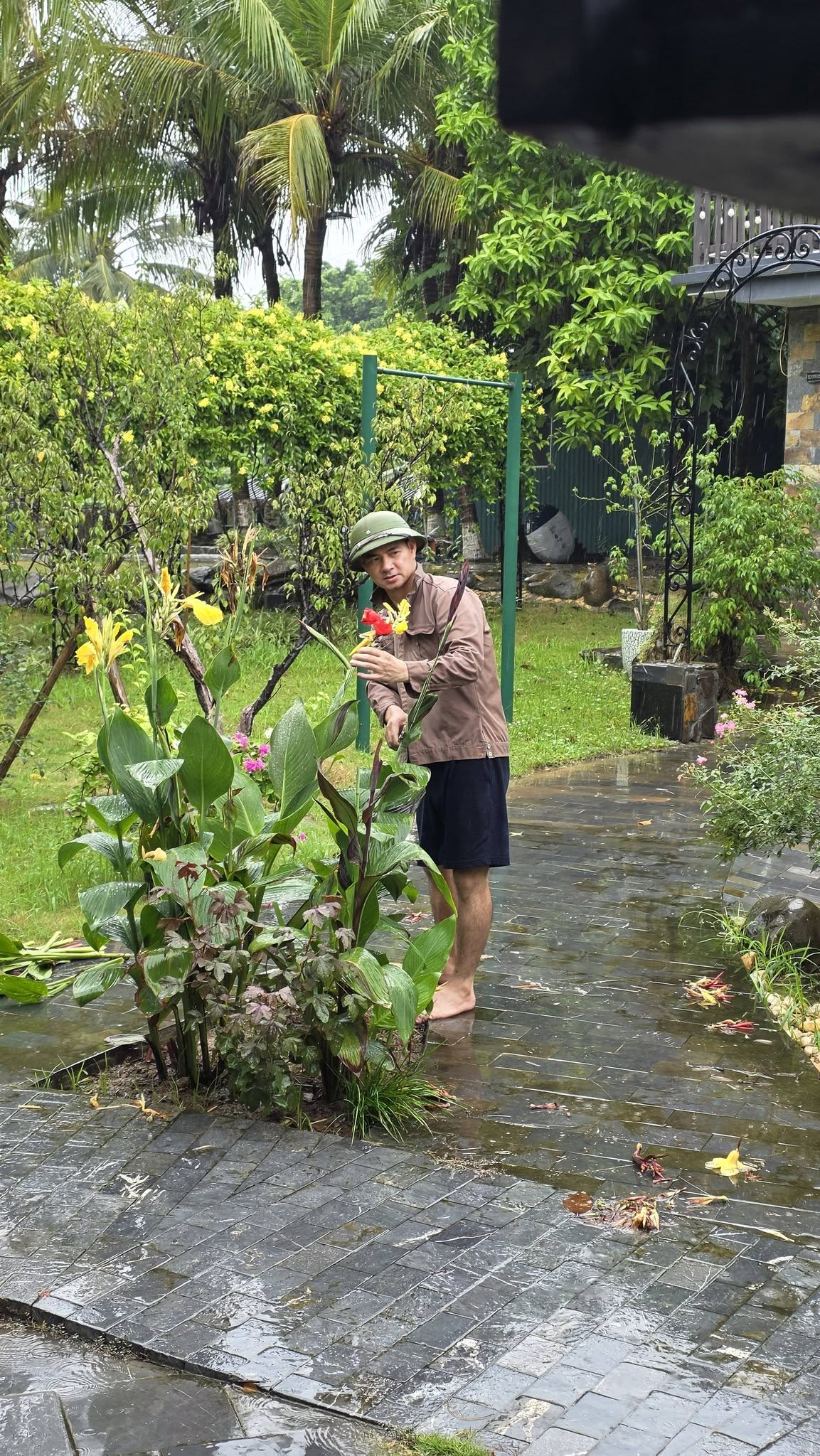 Con trai xin phép đi chơi với bạn, Cục trưởng Xuân Bắc hỏi ngay 3 câu - Ảnh 3.