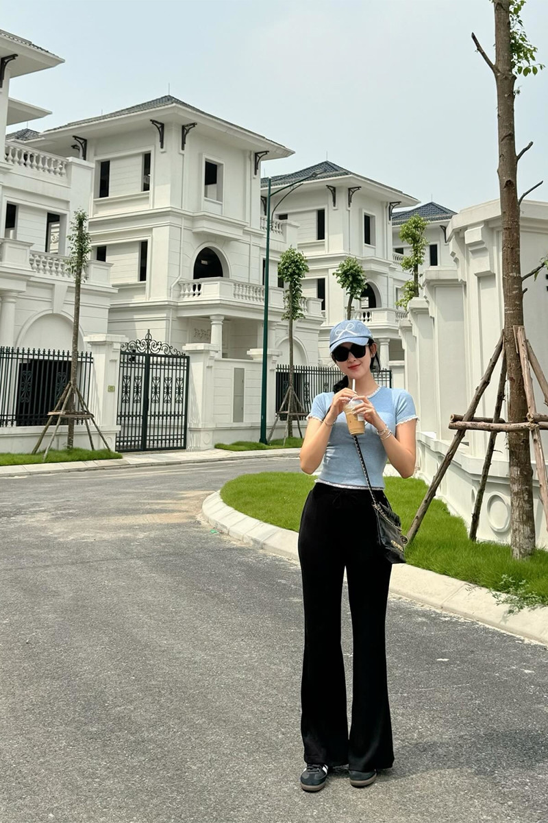 Biệt thự 3 tầng toàn màu trắng của mỹ nhân Hà Nội 30 tuổi chưa lấy chồng, được báo Trung khen là "quốc bảo nhan sắc"- Ảnh 1.