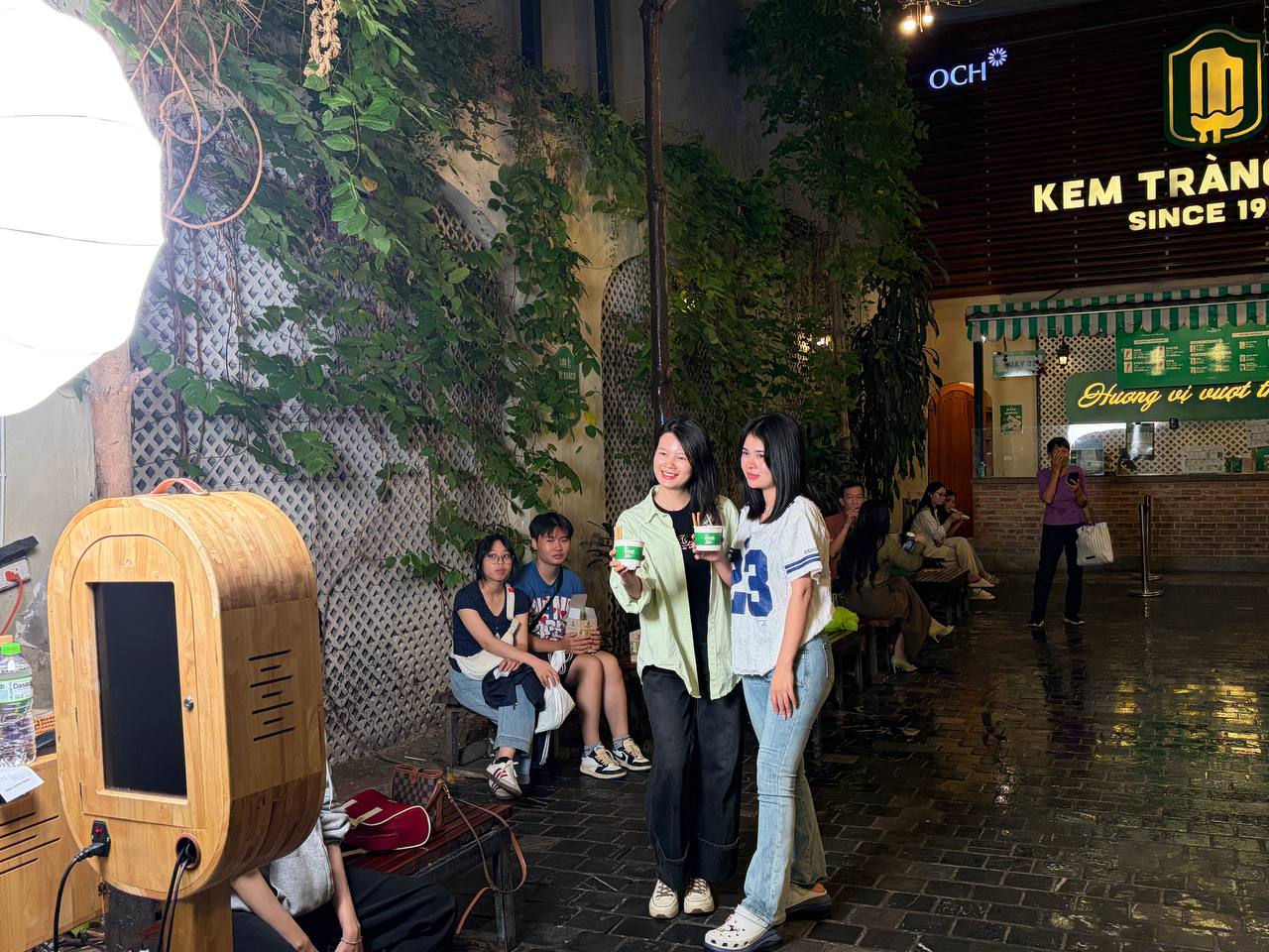 Ngày cuối tiếc nuối ở số 35 Tràng Tiền: "Tạm biệt nơi em được bố cho đi ăn kem khi được 10 điểm toán đầu tiên" - Ảnh 24.
