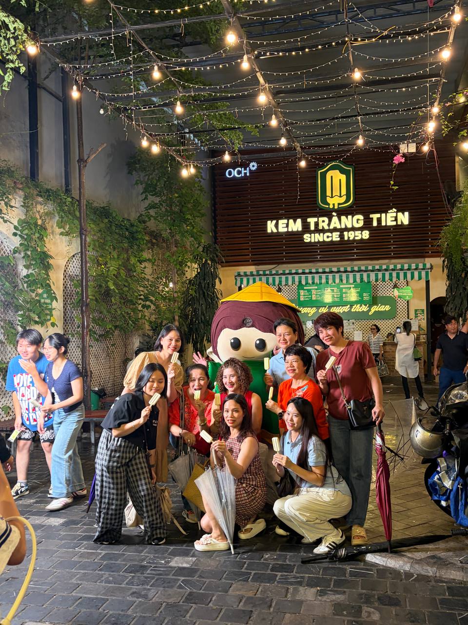 Ngày cuối tiếc nuối ở số 35 Tràng Tiền: "Tạm biệt nơi em được bố cho đi ăn kem khi được 10 điểm toán đầu tiên" - Ảnh 2.