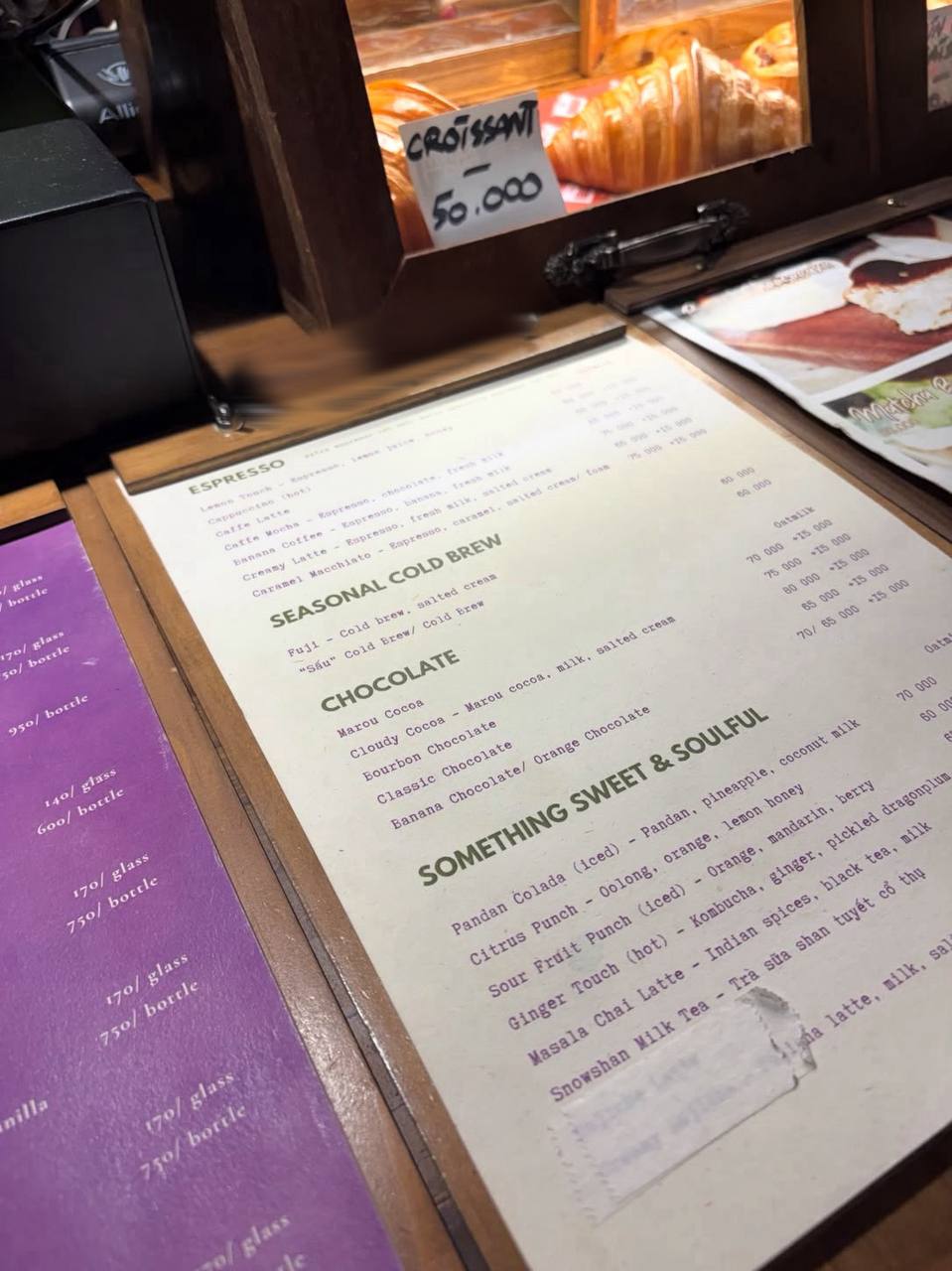 Menu gần như toàn tiếng Anh của một chuỗi cà phê ở Hà Nội gây tranh luận, có khách phải nhờ nhân viên đọc hộ - Ảnh 2.