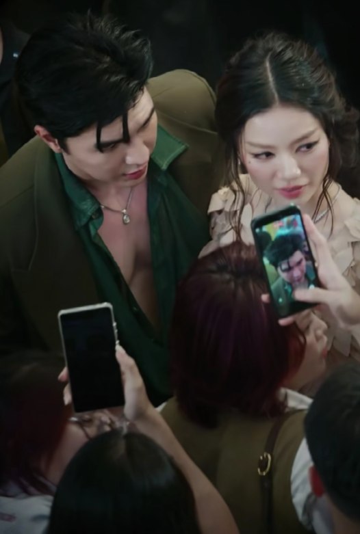 Phát hiện Steven Nguyễn mắt dán chặt vào 1 mỹ nhân, miệng khen quá đẹp: Netizen quả quyết “yêu từ phim ra đời”- Ảnh 8.