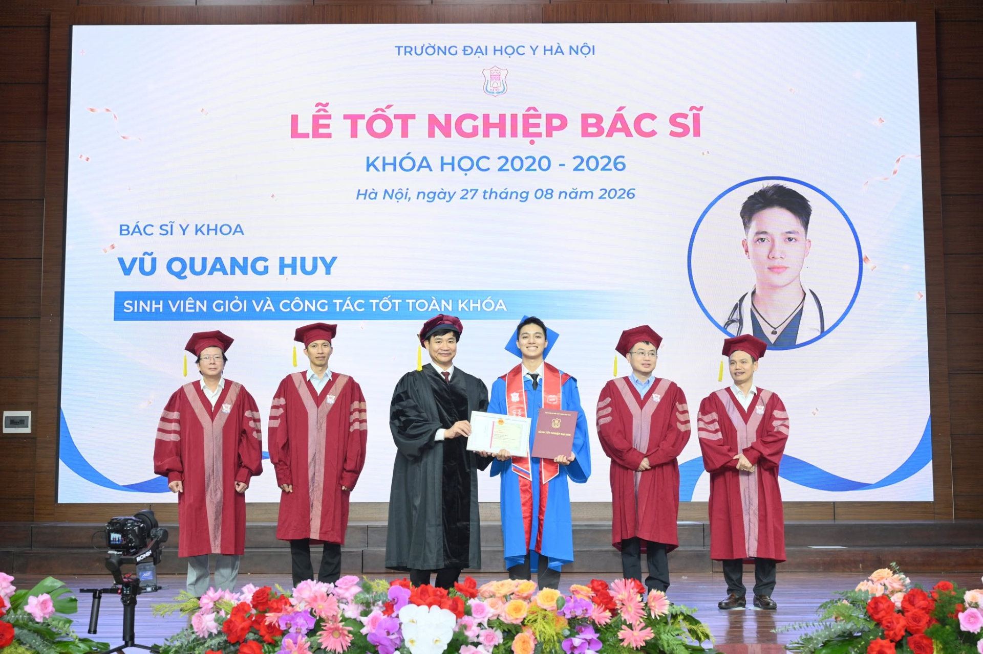 Bác sĩ nội trú Vũ Quang Huy chuyên ngành Ung thư gây sốt Match Day "gánh" combo: IELTS 8.0, đẹp trai, học vấn đỉnh - Ảnh 2.
