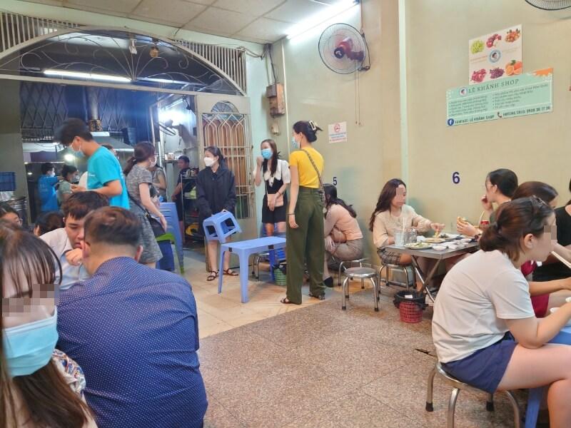 Nữ diễn viên đình đám đi bán ốc ở đường Nguyễn Bỉnh Khiêm, TP.HCM- Ảnh 3.