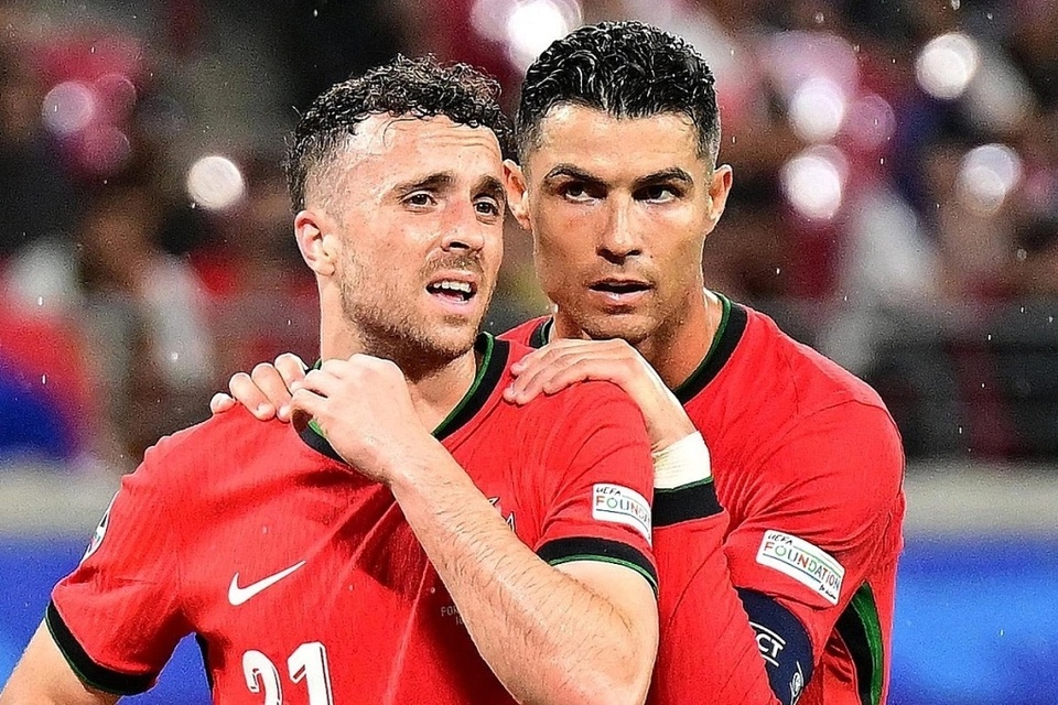 Ronaldo phẫn nộ, yêu cầu cấm vĩnh viễn CĐV xúc phạm Ruben Neves và cố cầu thủ Diogo Jota - Ảnh 2.