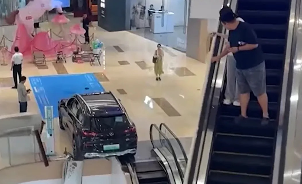 Nhầm chân ga, chiếc Mercedes lao xuyên lan can trung tâm thương mại, suýt rơi xuống tầng dưới- Ảnh 2.