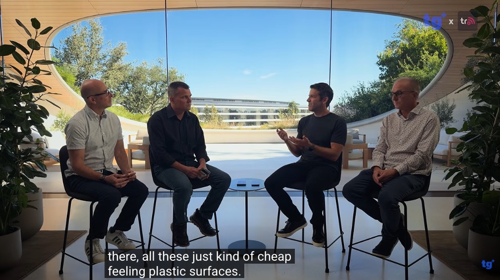 CEO Apple tung đòn về phía Android: “Màn hình điện thoại gập hiện nay cho cảm giác nhựa rẻ tiền, gợn và nhăn”- Ảnh 1. CEO Apple tung đòn về phía Android: “Màn hình điện thoại gập hiện nay cho cảm giác nhựa rẻ tiền, gợn và nhăn”- Ảnh 1.