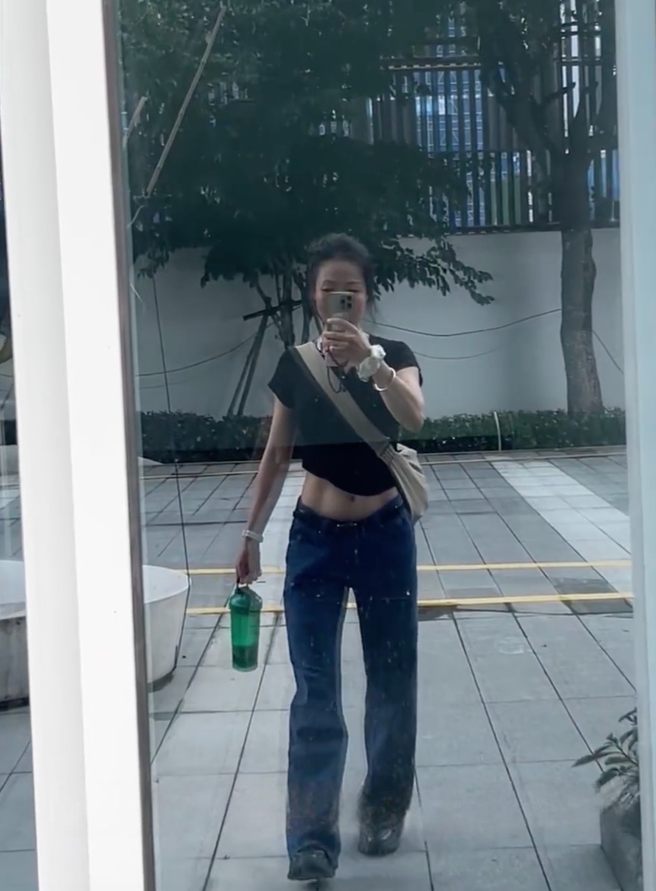 Bà cô 50 tuổi tập tạ 2 tiếng trước khi đi làm, sở hữu bí kíp ăn uống "chống lão hóa" mà gái trẻ phải biết sớm- Ảnh 3.