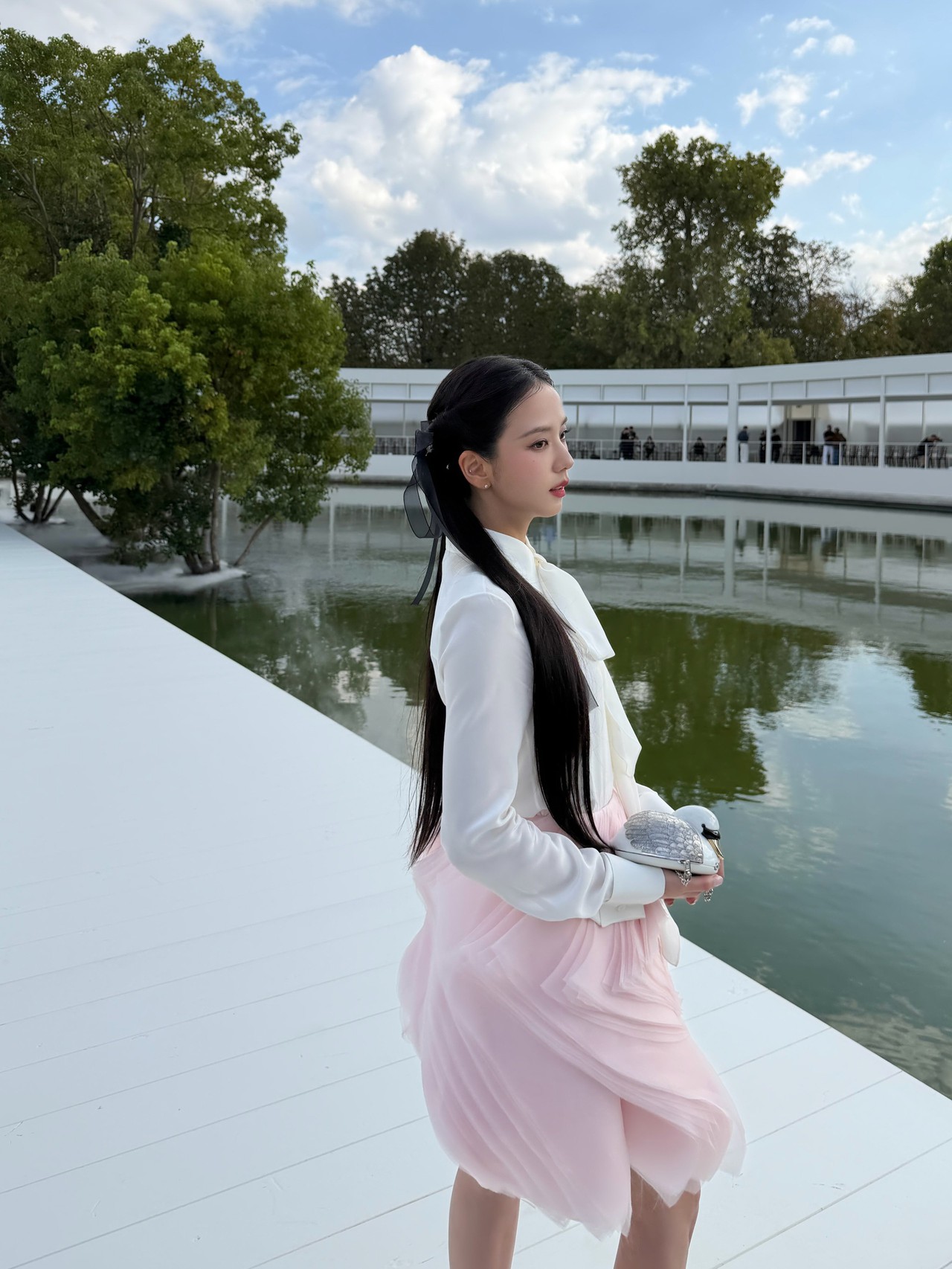 Jisoo: Xinh thì sang làm mẫu beauty, chứ gu xấu thì đừng đi Fashion Week - Ảnh 8.